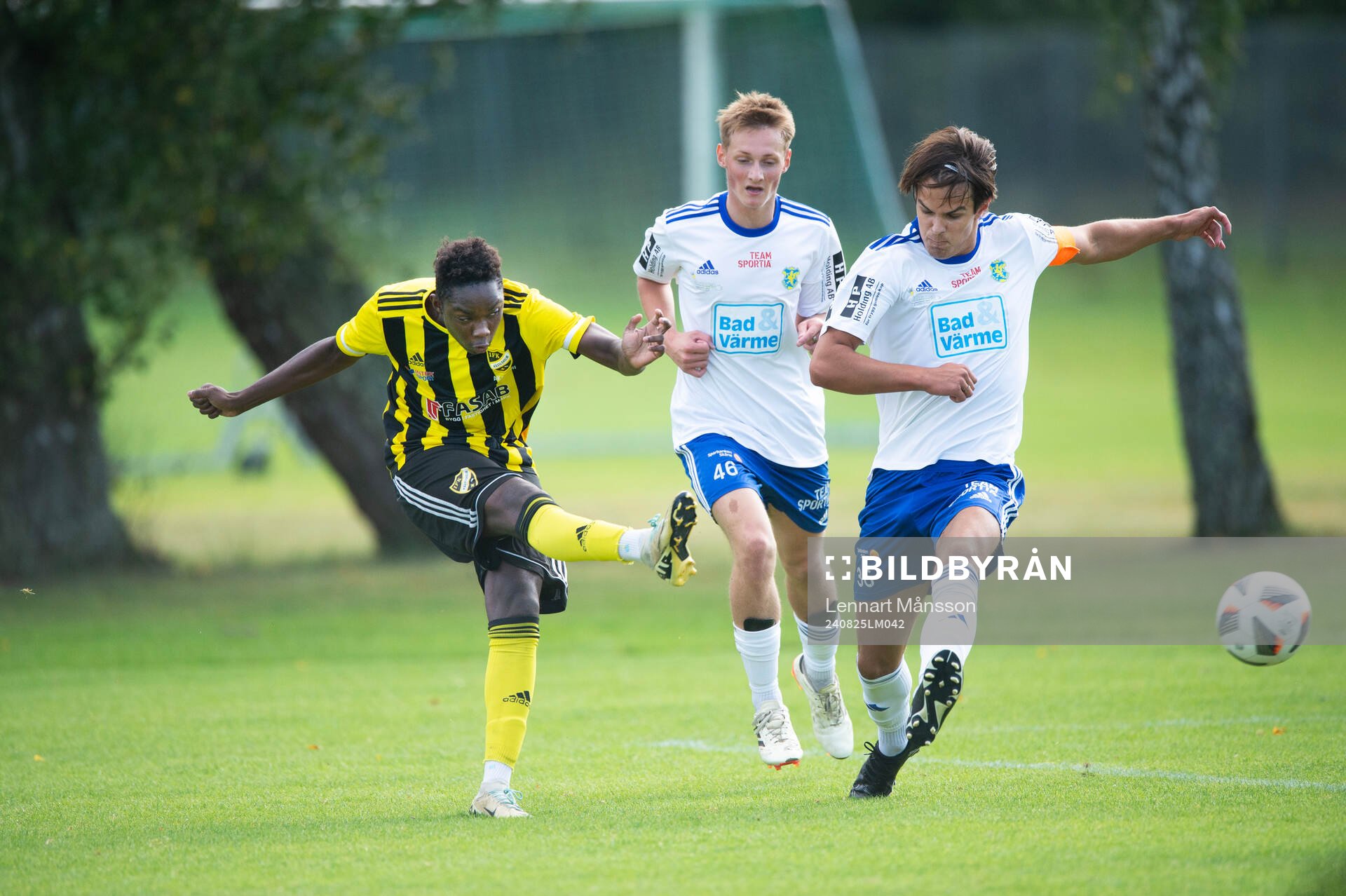 IFK Hässleholms Wisdom Anaedo skjuter 1-0 (ett av sina
