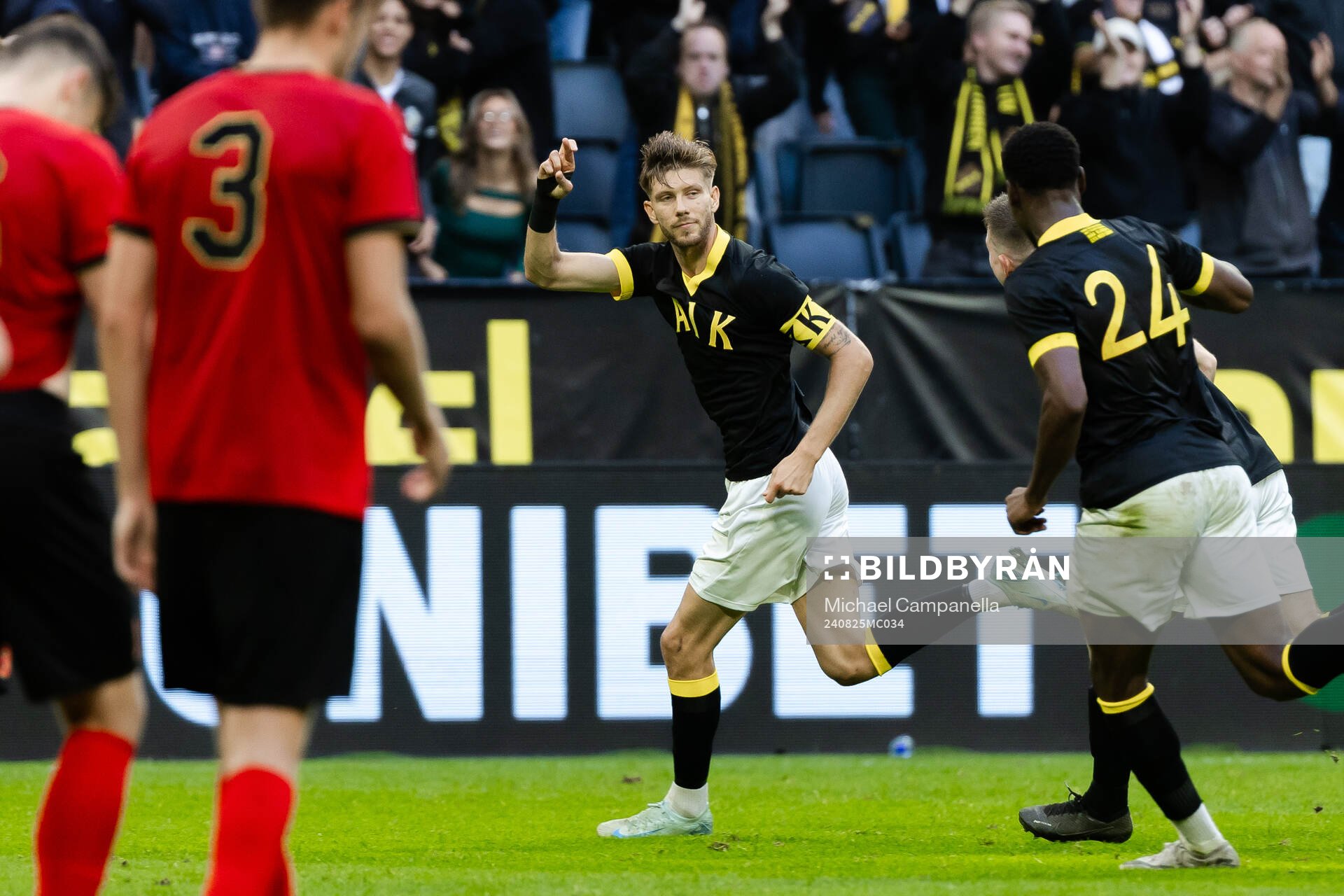 AIKs Anton Salétros jublar