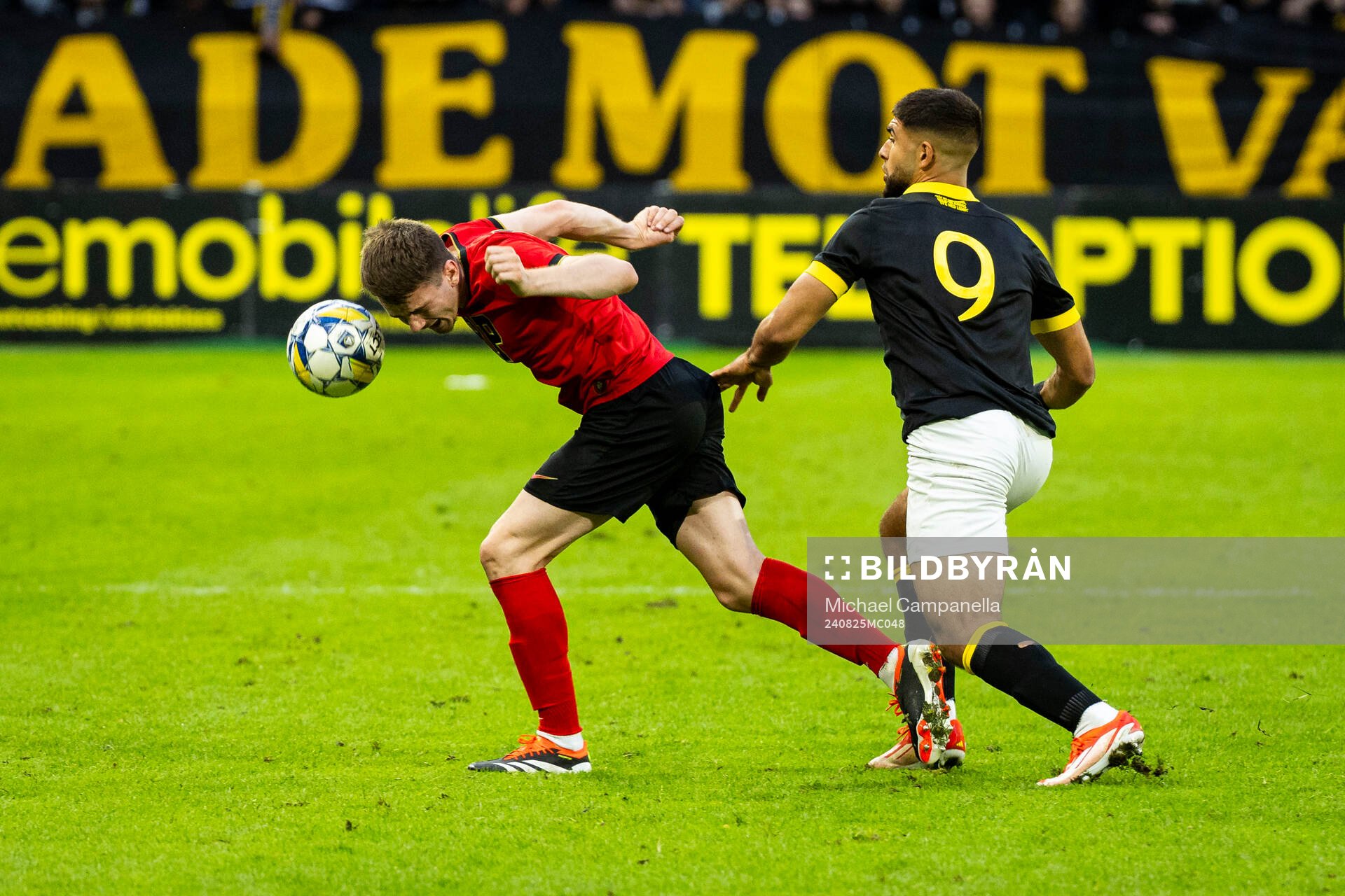 Brommapojkarnas Alexander Abrahamsson och AIKs Omar Faraj under fotbollsmatchen i Allsvenskan mellan AIK och Brommapojkarna den 25 augusti 2024 i Stockholm. 