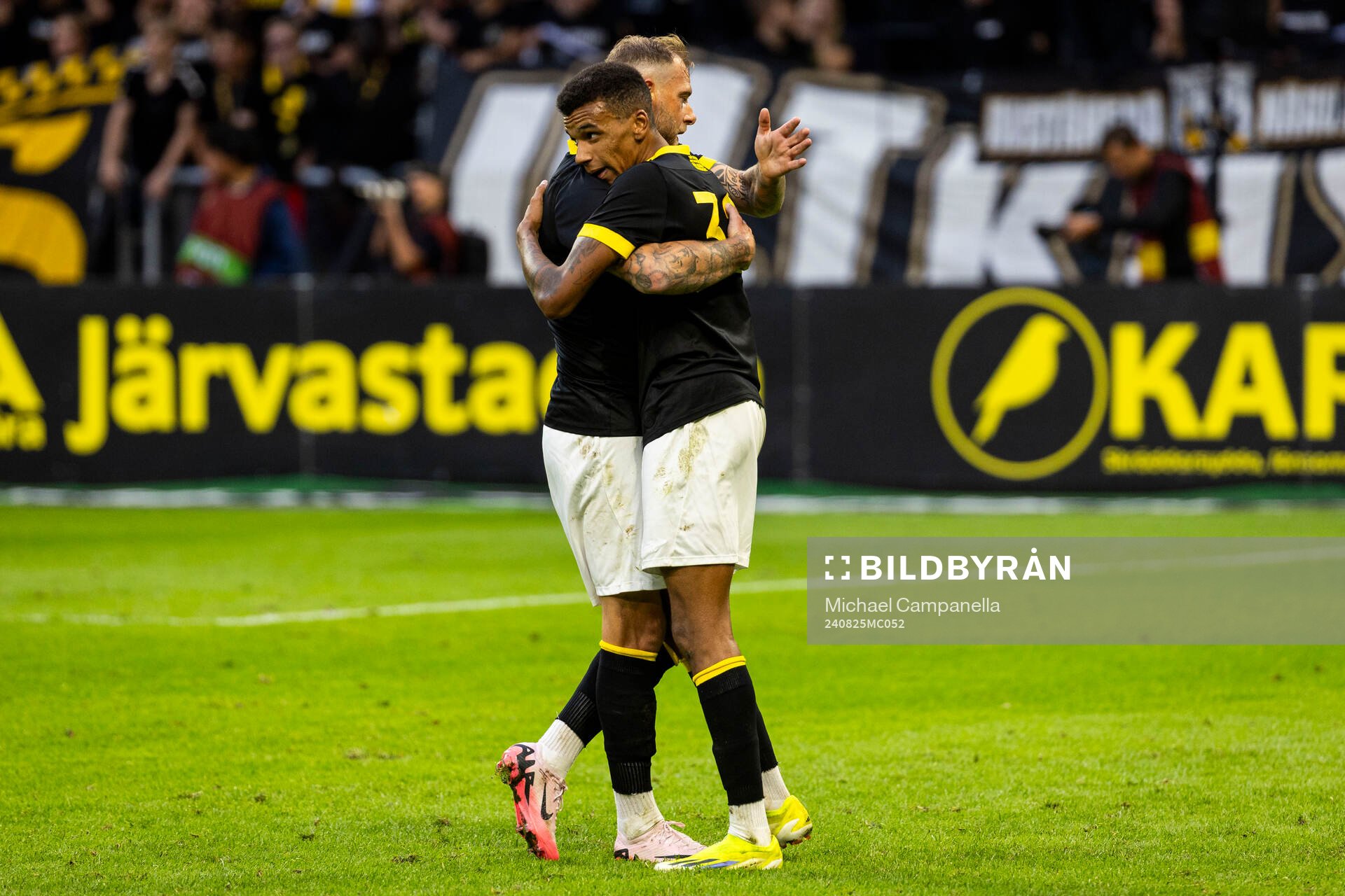 AIKs John Guidetti och Rui Manuel Muati Modesto jublar