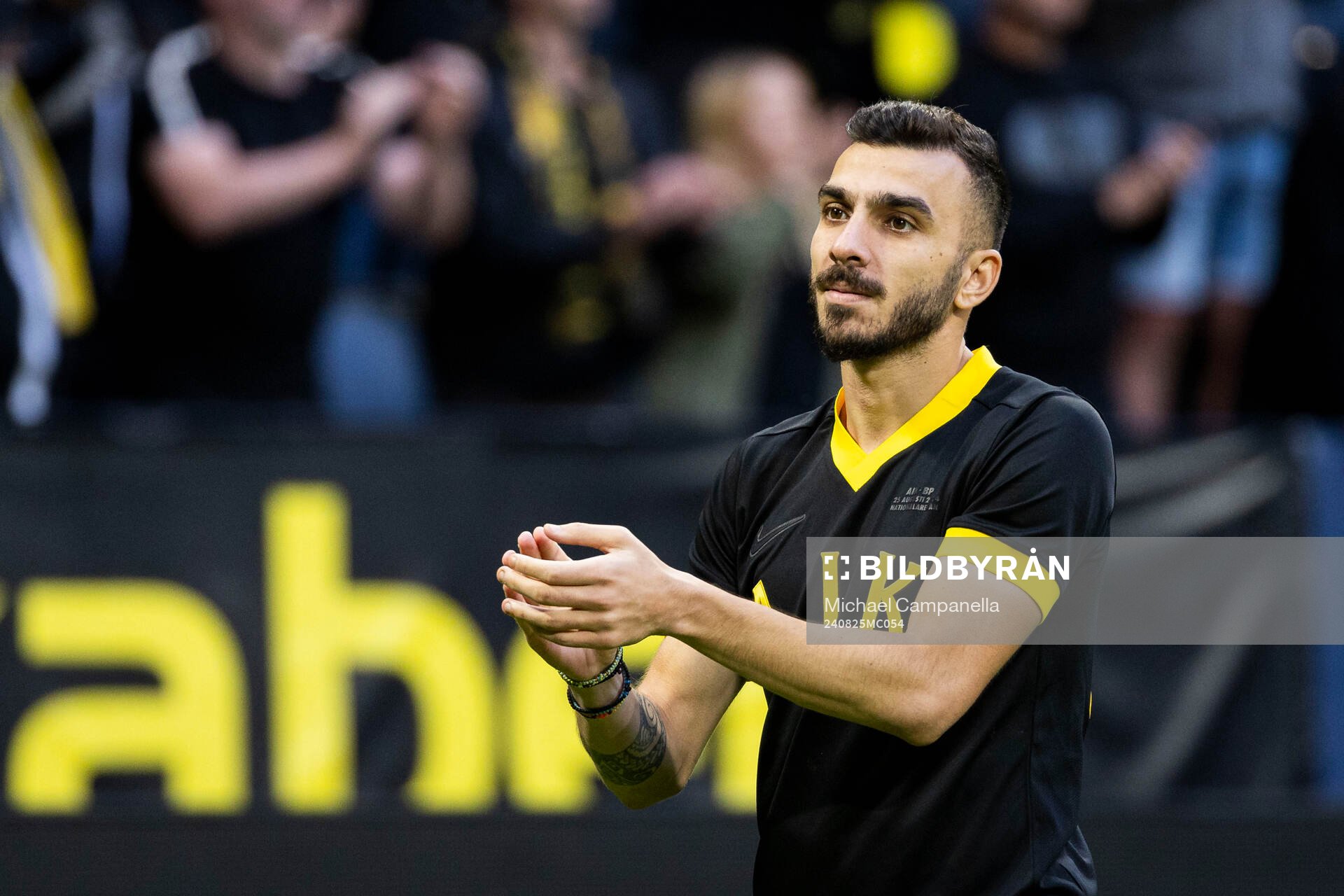 AIKs Ioannis Pittas tackar publiken efter  fotbollsmatchen i Allsvenskan mellan AIK och Brommapojkarna den 25 augusti 2024 i Stockholm. 