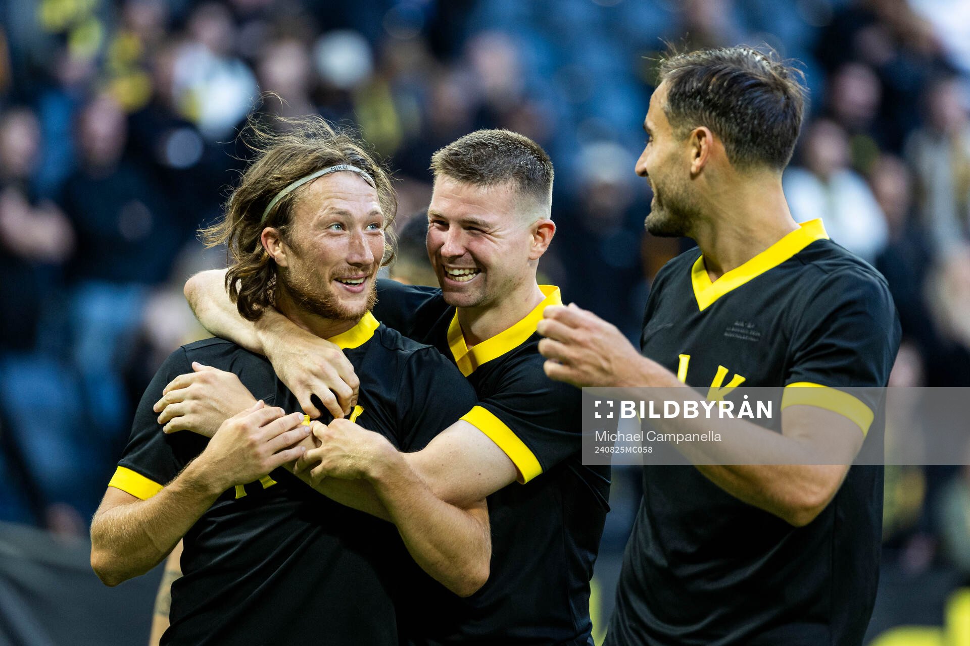 AIKs Axel Björnström och Mads Døhr Thychosen jublar efter fotbollsmatchen i Allsvenskan mellan AIK och Brommapojkarna den 25 augusti 2024 i Stockholm.