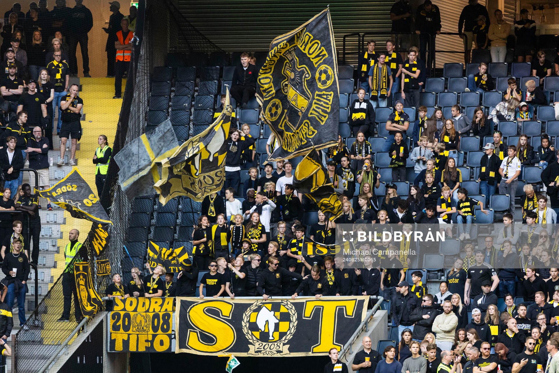 Unga AIKs supportrar med flaggor