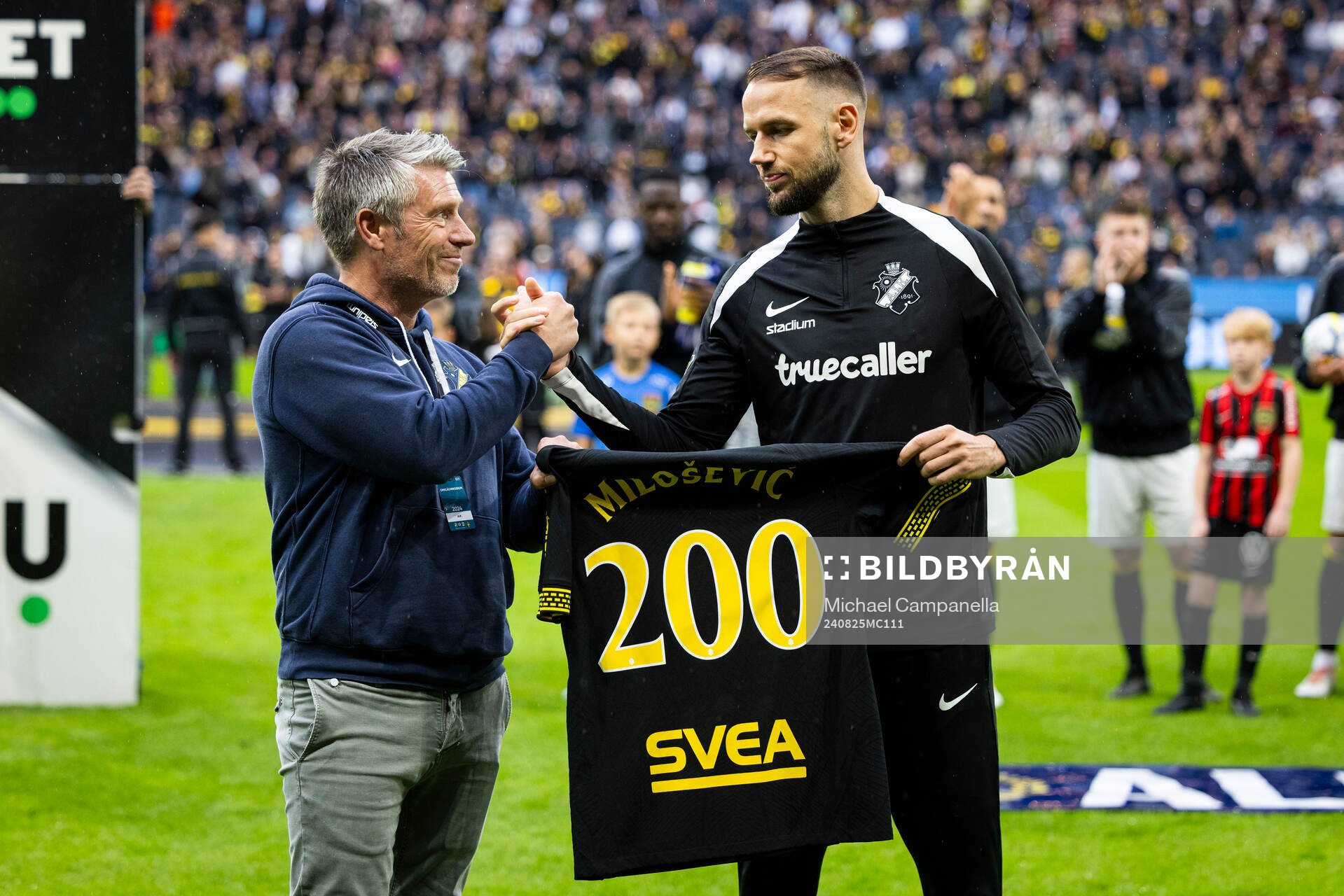 AIKs Alexander Milosevic får en jubileumsmatchtröja för