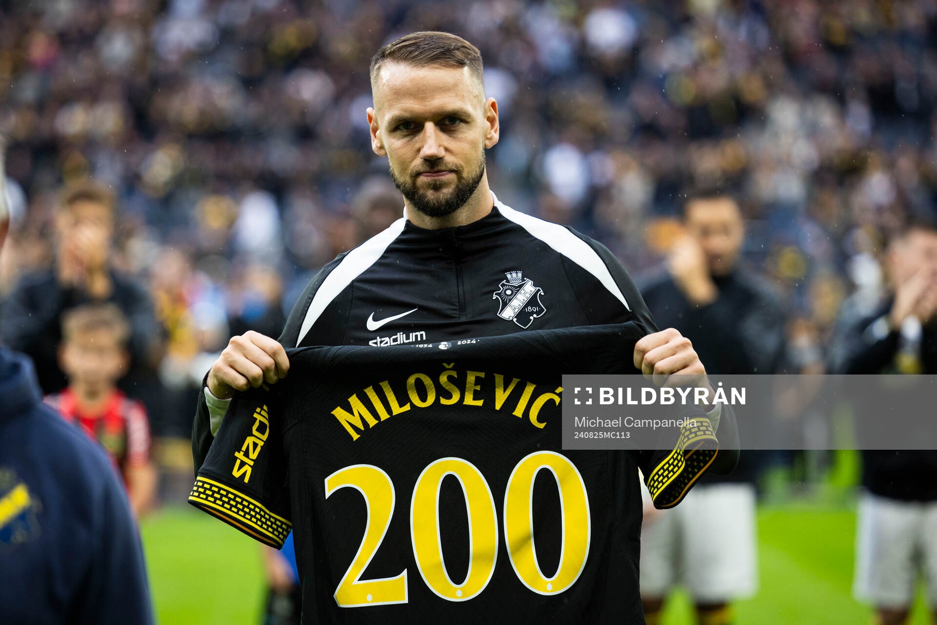 AIKs Alexander Milosevic får en jubileumsmatchtröja för