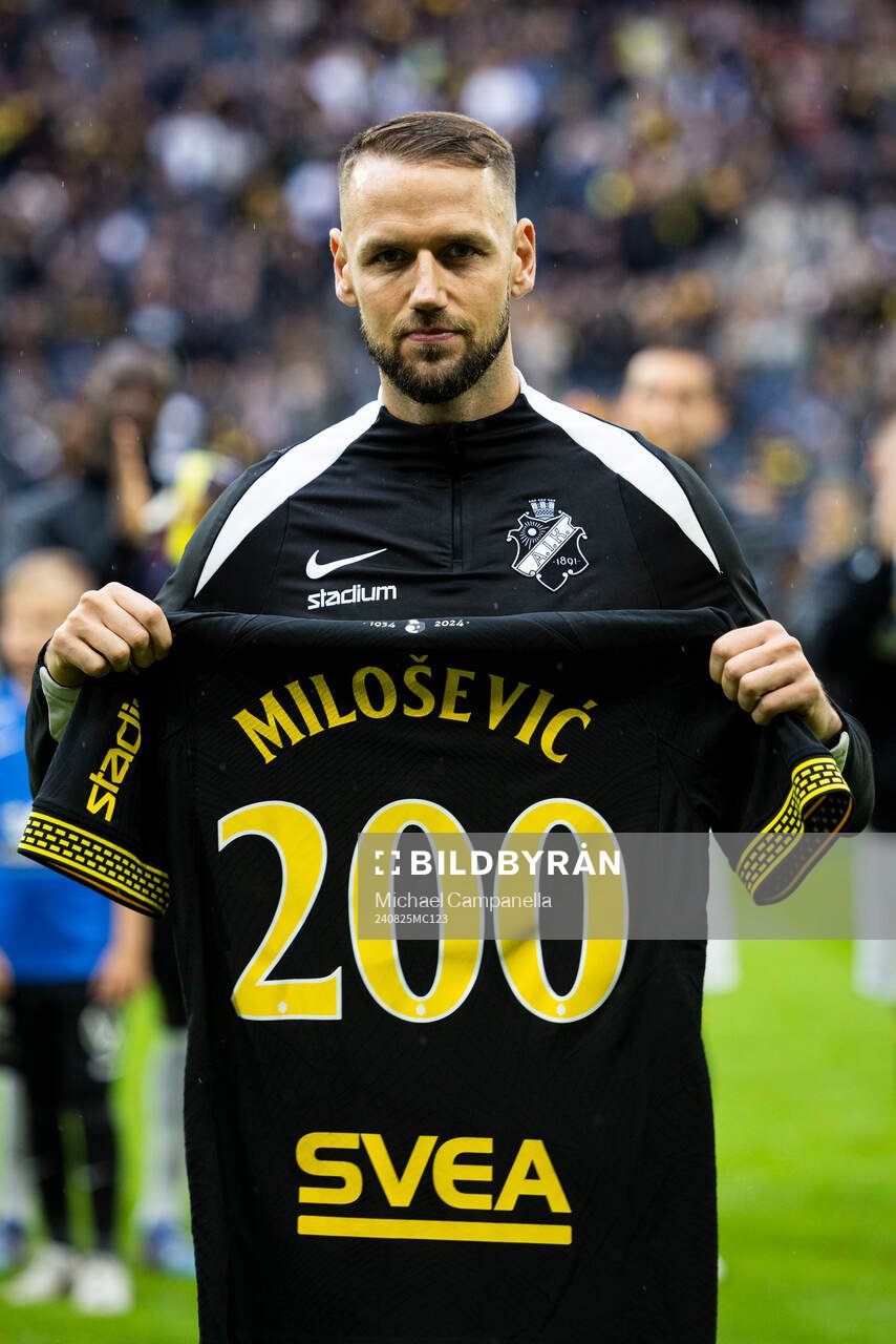AIKs Alexander Milosevic får en jubileumsmatchtröja för