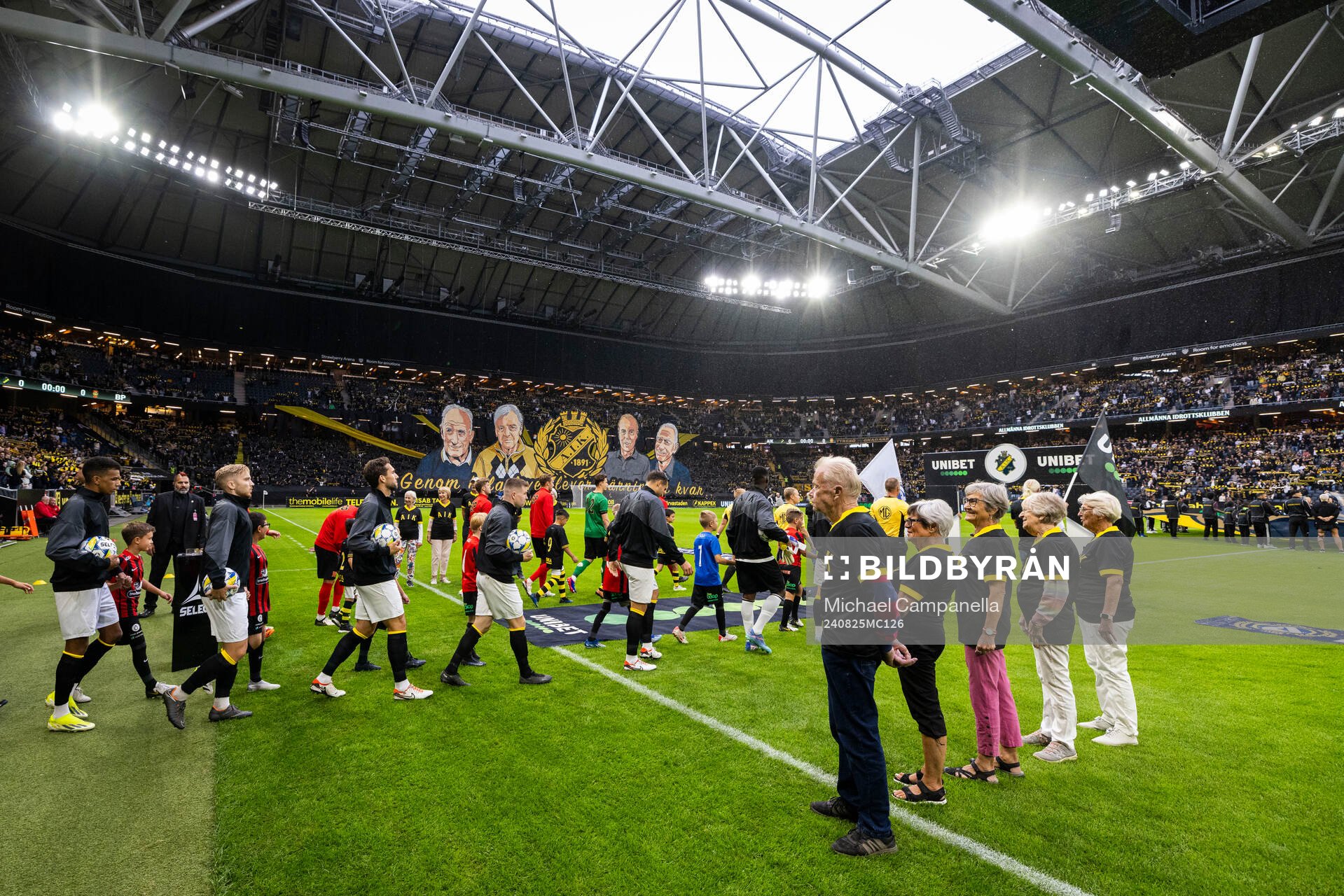 AIKs spelare gör entré
