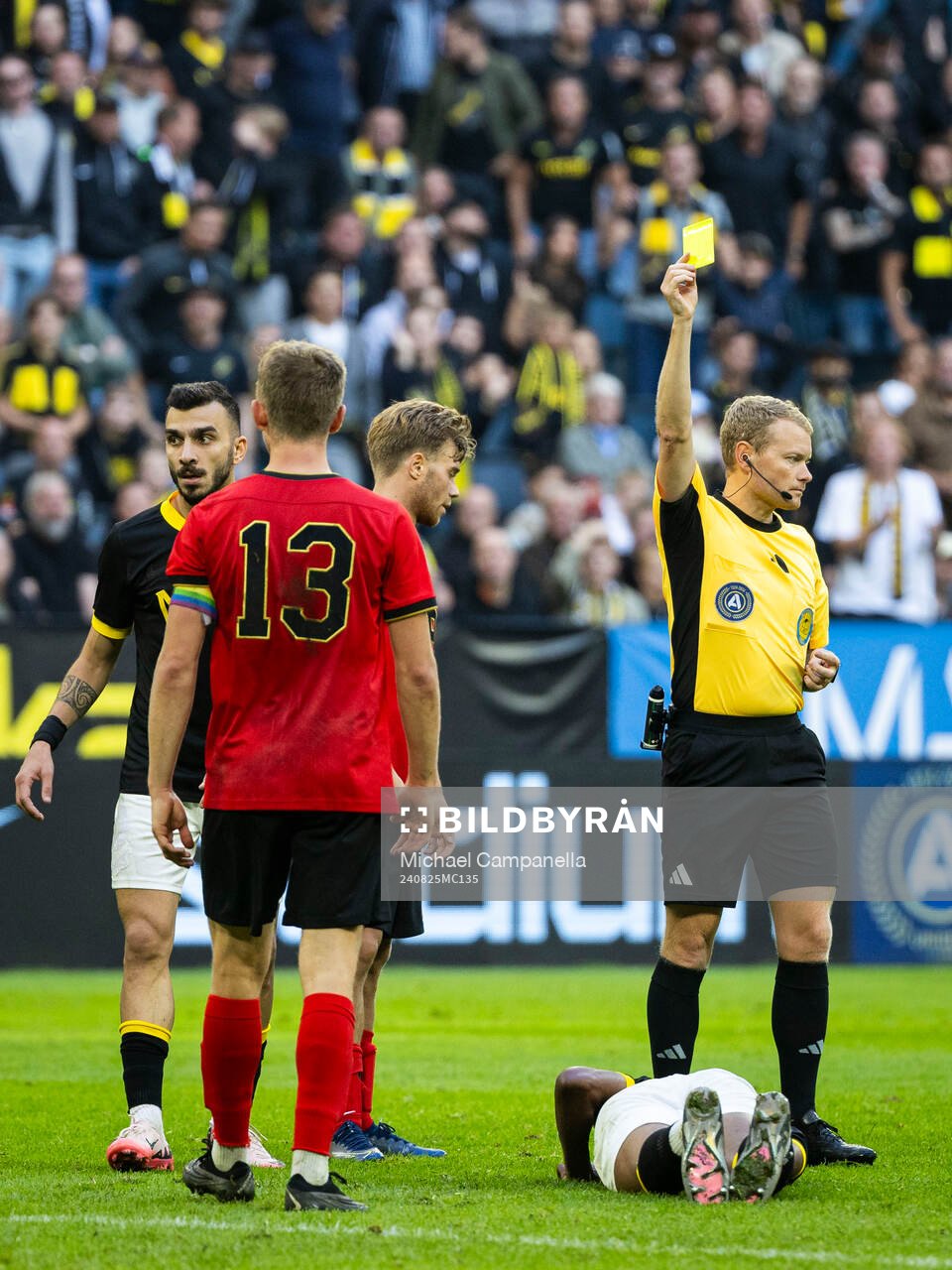 Domare Fredrik Klitte visar gulkort