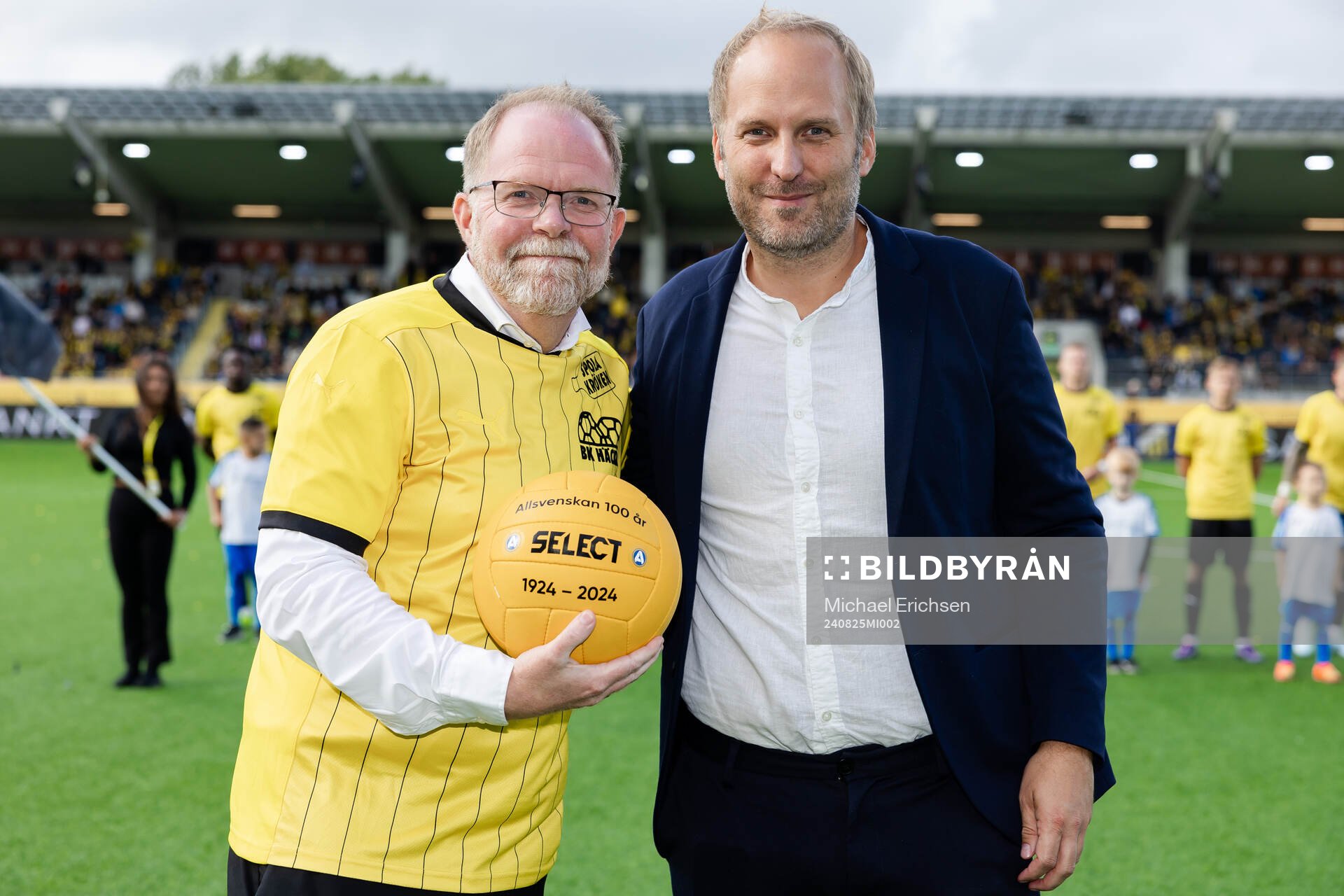 Häckens ordförande Anders Billström tar emot