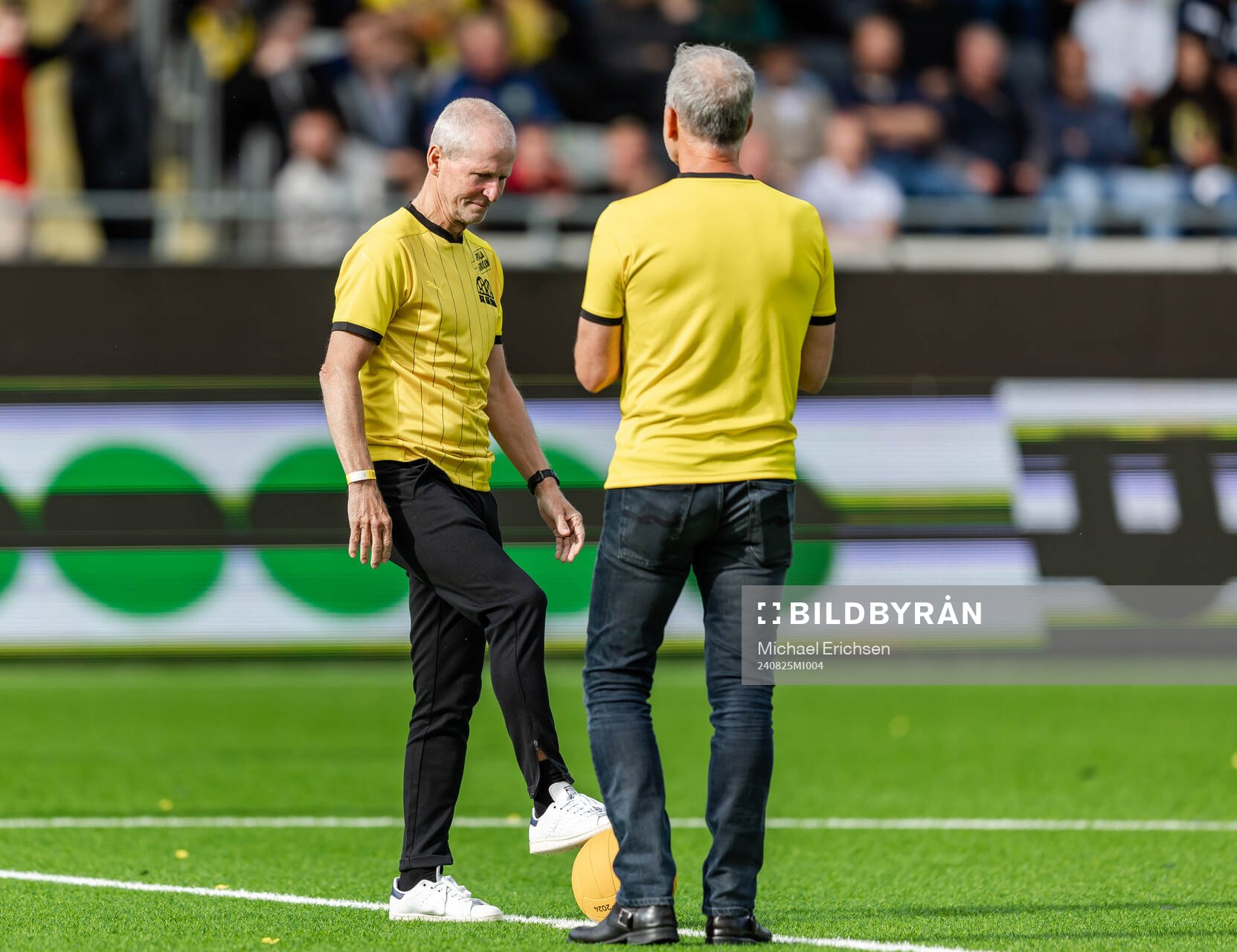 Peter Friberg och Sonny Carlsson med jubileumsbollen