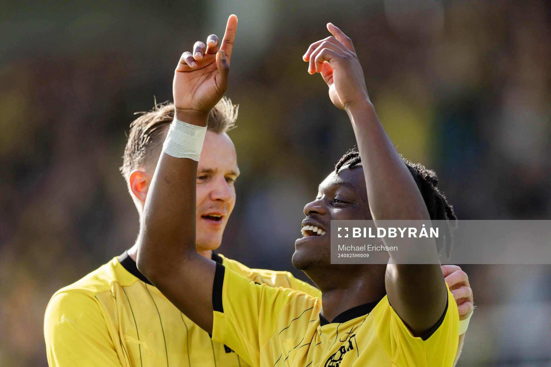 Häckens Jeremy Agbonifo jublar med Marius Lode
