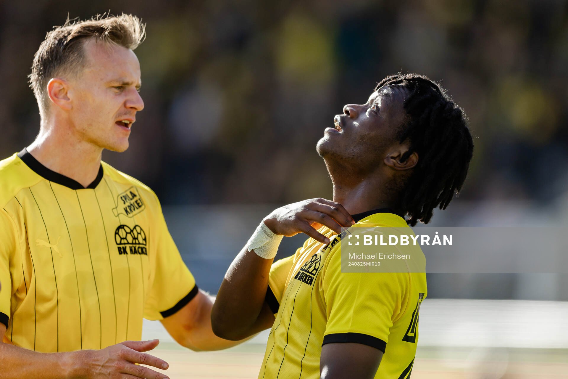 Häckens Jeremy Agbonifo jublar med Marius Lode efter 1-0 under fotbollsmatchen i Allsvenskan mellan Häcken och Värnamo den 25 augusti 2024 i Göteborg.