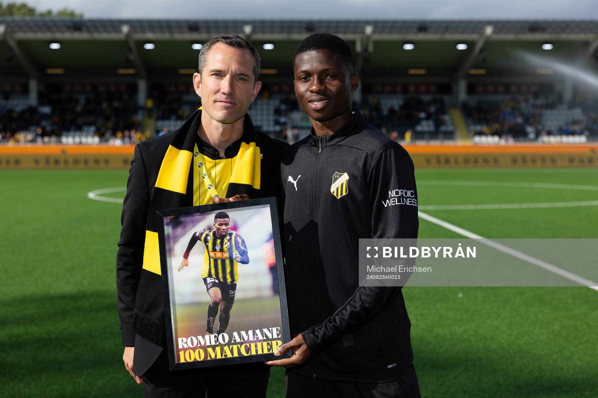 Häckens sportchef Martin Ericsson uppvaktar Akoua Romeo