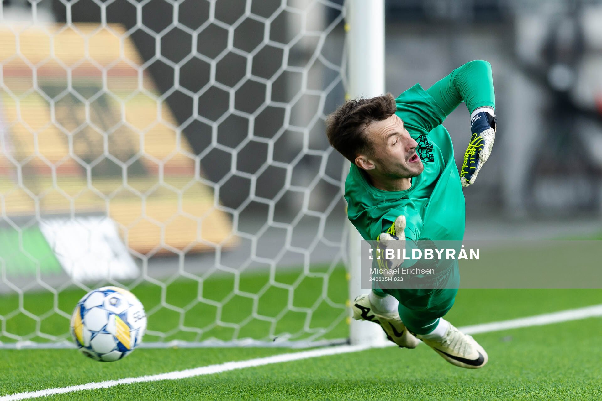 Värnamos Ajdin Zeljkovic , ej i bild, gör 1-1 bakom