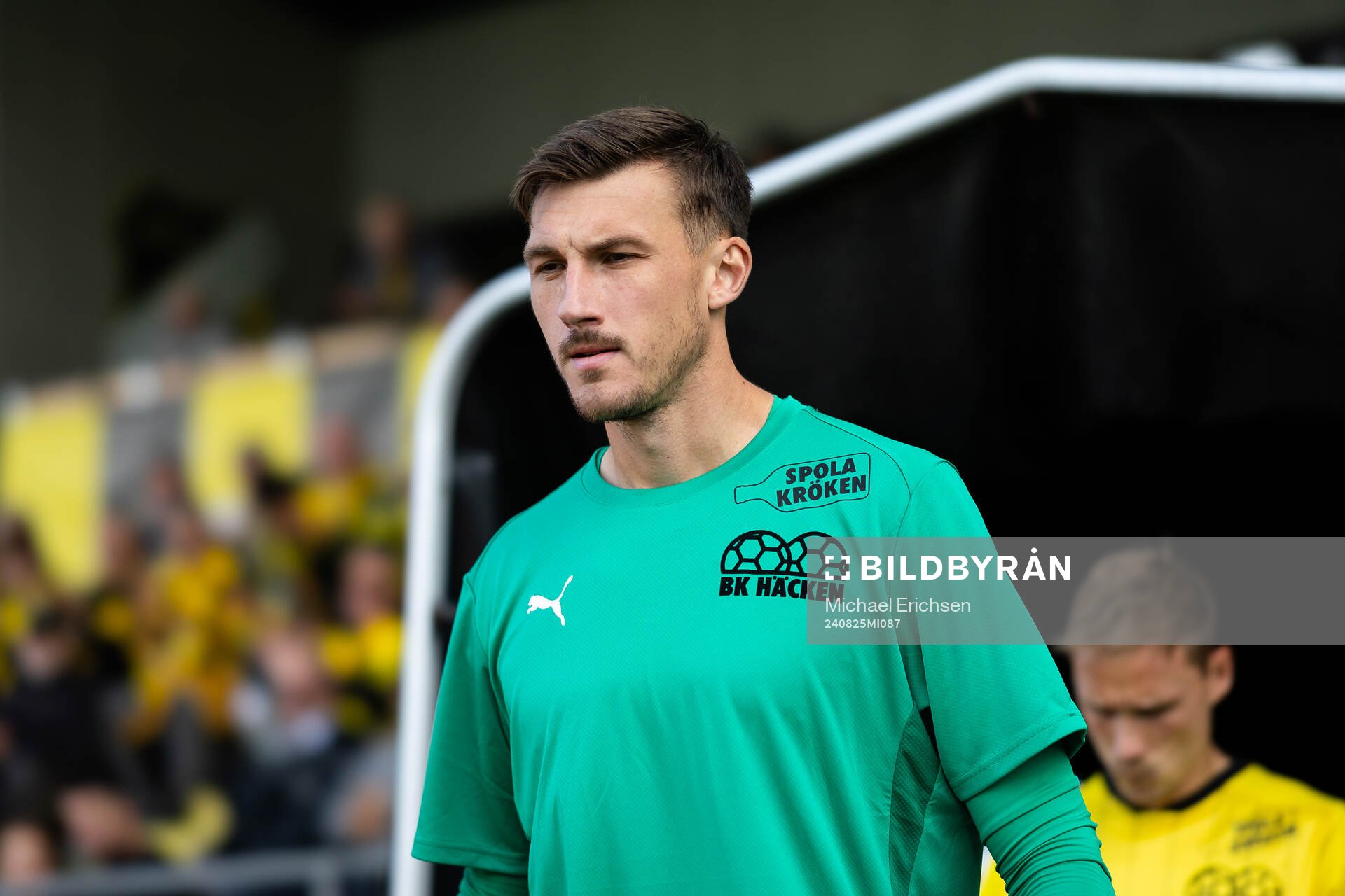 Häckens målvakt Andreas Linde innan fotbollsmatchen i