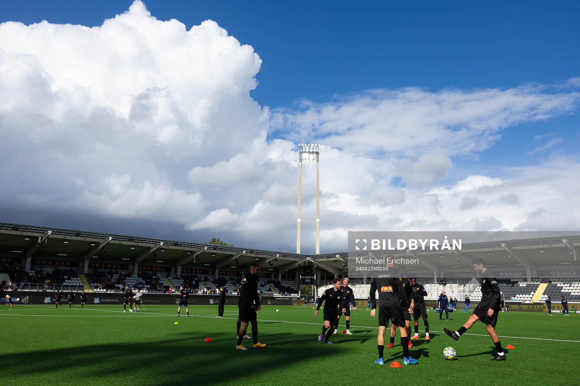 Häckens spelare värmer upp innan fotbollsmatchen i