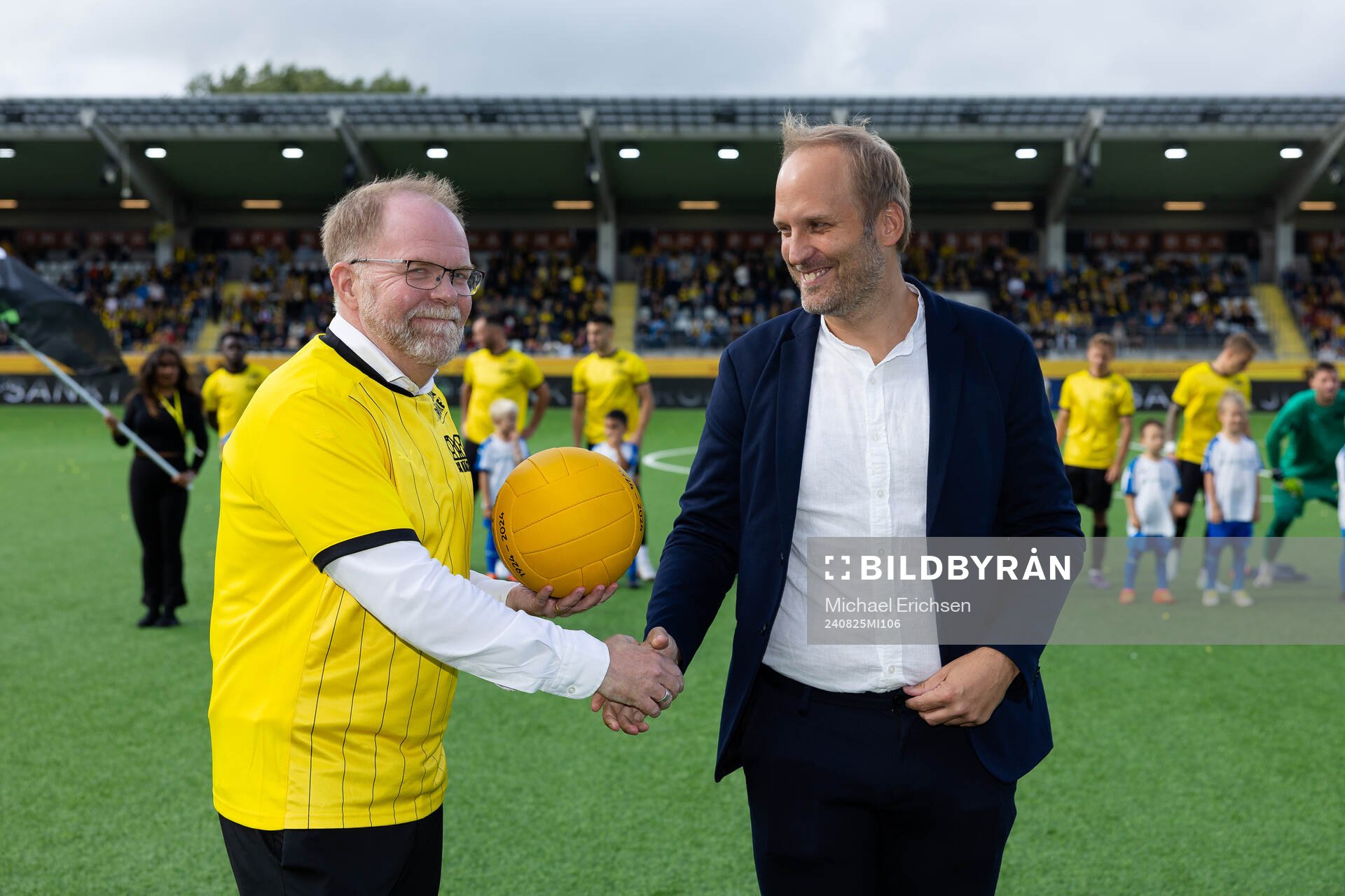Häckens ordförande Anders Billström tar emot
