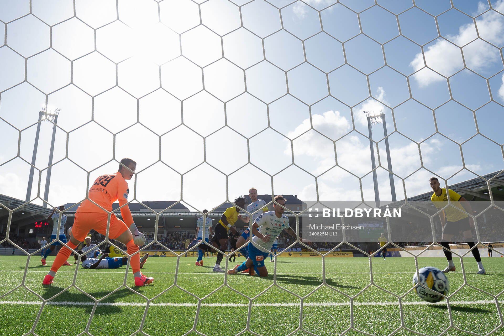Häckens Jeremy Agbonifo skjuter 1-0 i mål bakom Värnamos