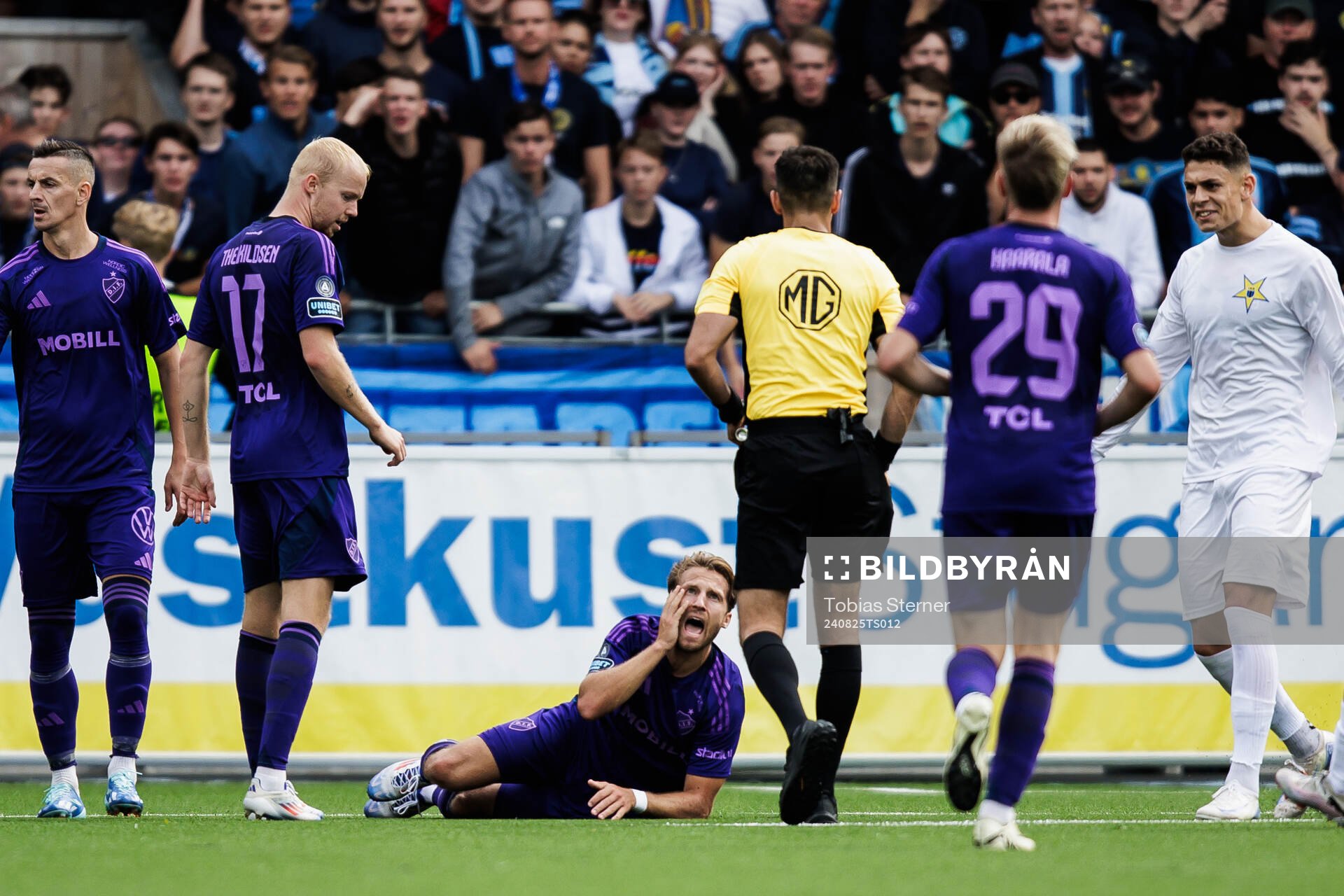 Djurgårdens Daniel Stensson får en varning