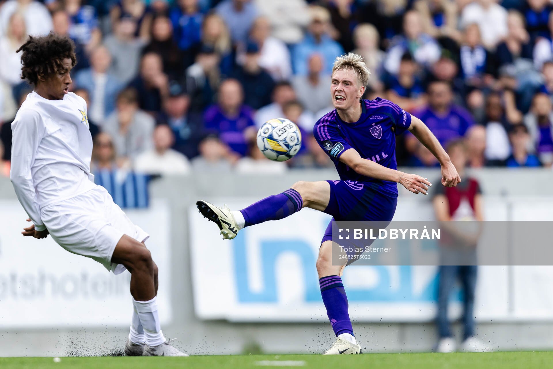 Sirius Malcolm Jeng och Djurgårdens Santeri Haarala under fotbollsmatchen i Allsvenskan mellan Sirius och Djurgården den 25 augusti 2024 i Uppsala.