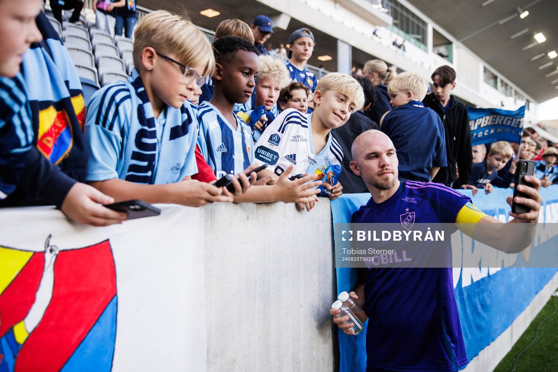 Djurgårdens Marcus Danielson jublar med supportar