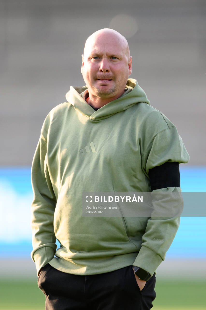 FC Rosengårds tränare Joel Kjetselberg med sorgband