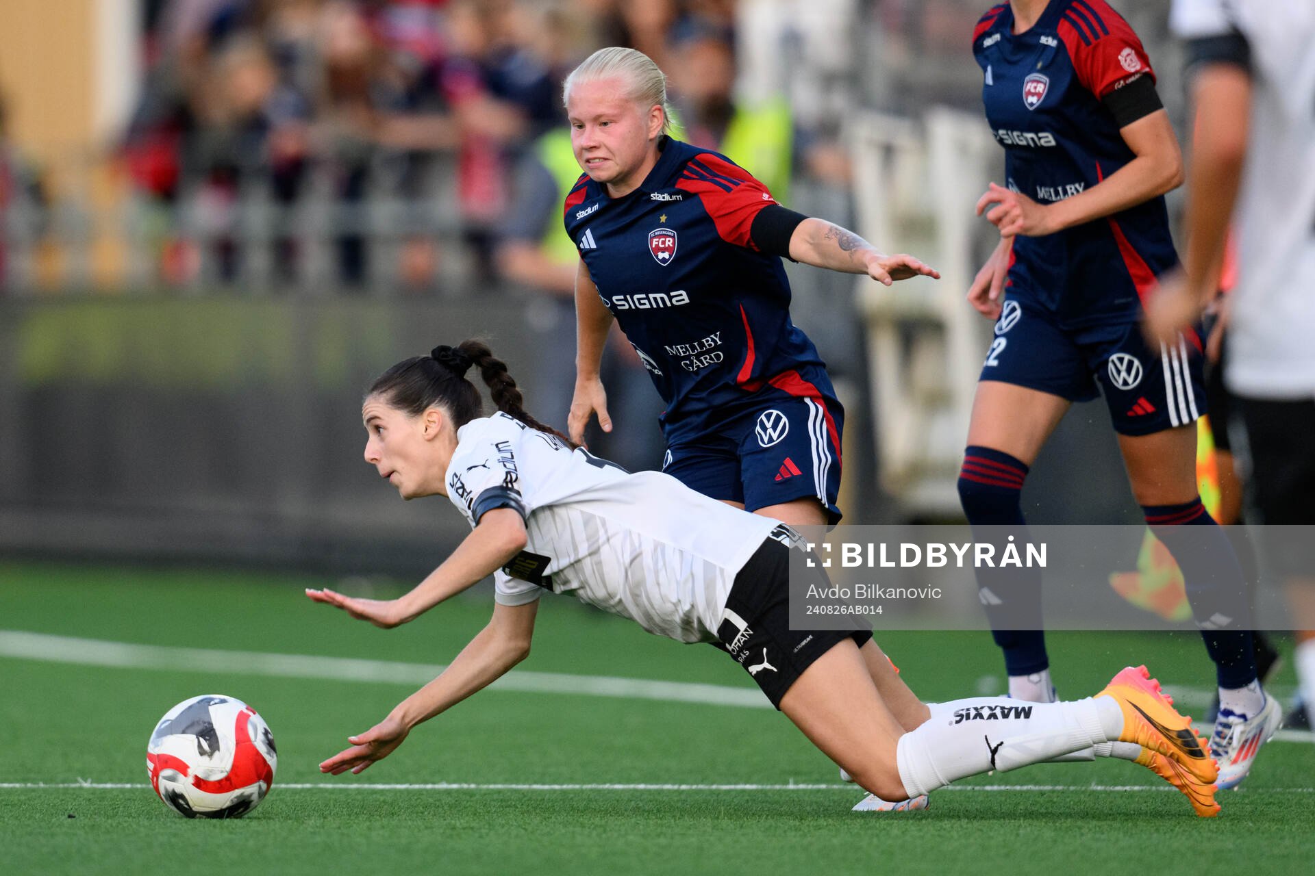 Häckens Clarissa Larisey och FC Rosengårds Anni