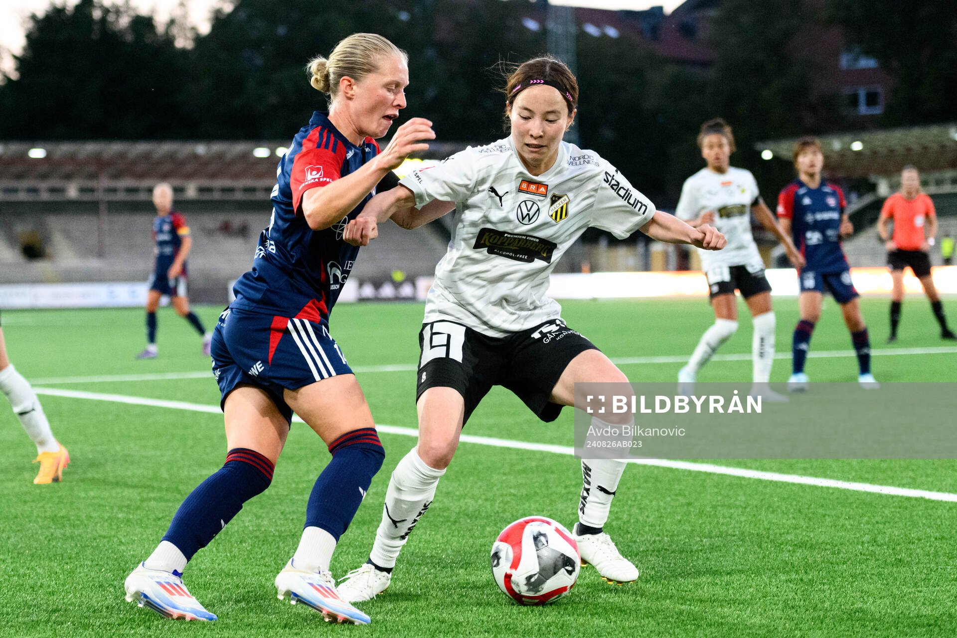 FC Rosengårds Emilia Larsson och Hikaru Kitagawa
