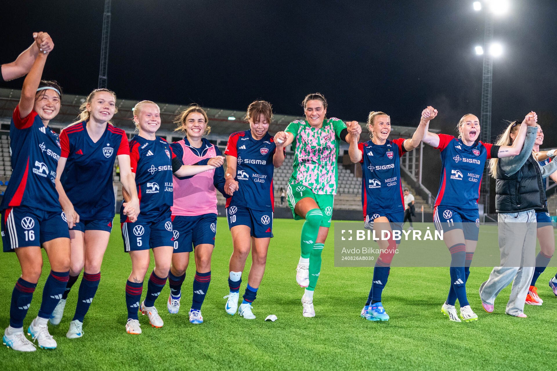 FC Rosengårds spelare jublar