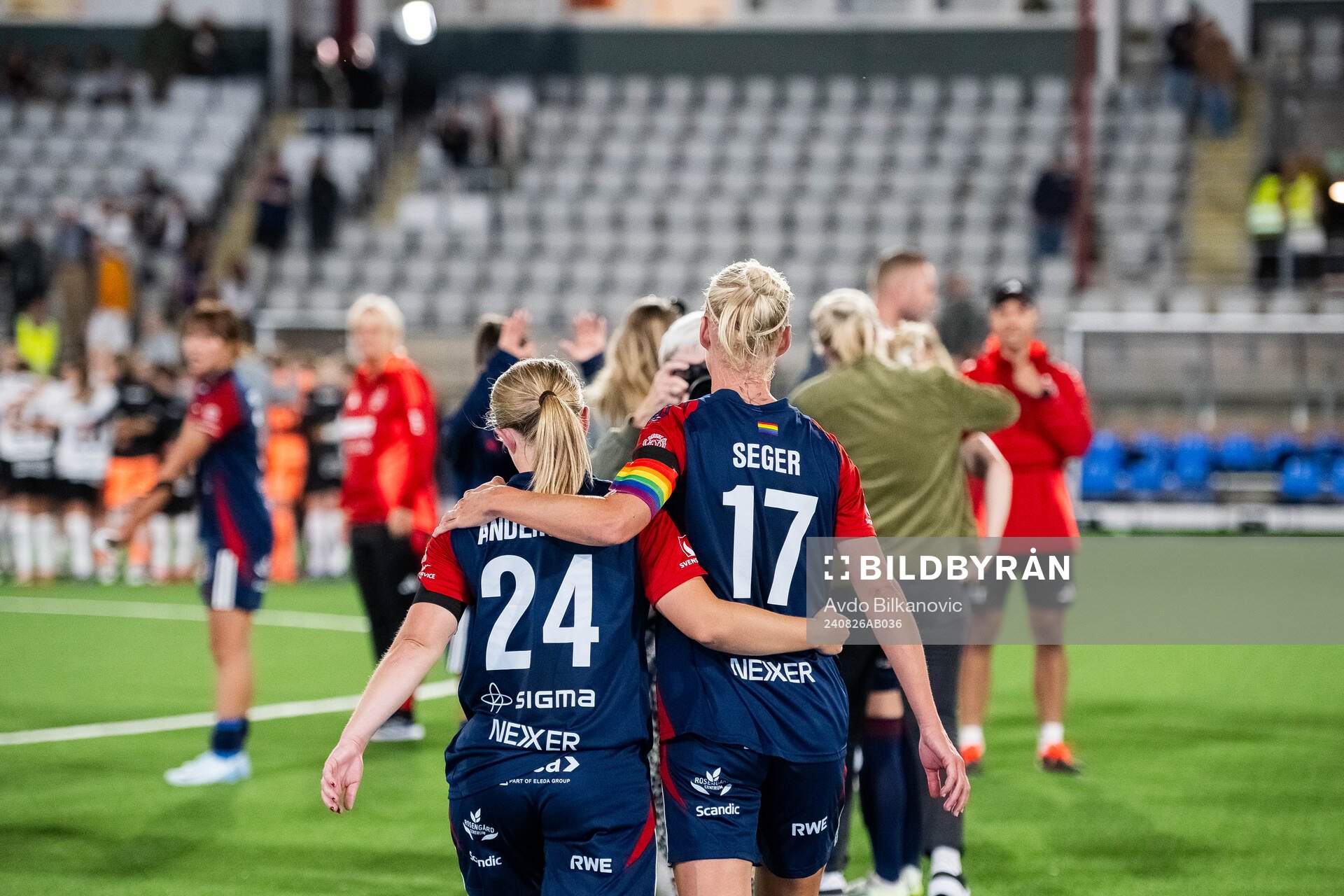 FC Rosengårds Hanna Andersson och Caroline Seger jublar