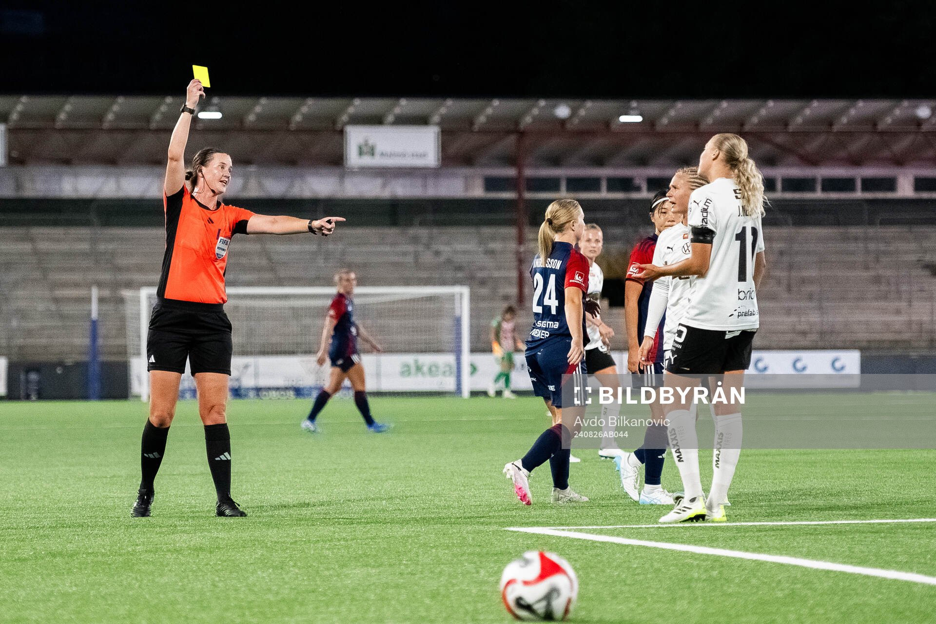 Domare Lovisa Johansson varnar Häckens Elma Junttila