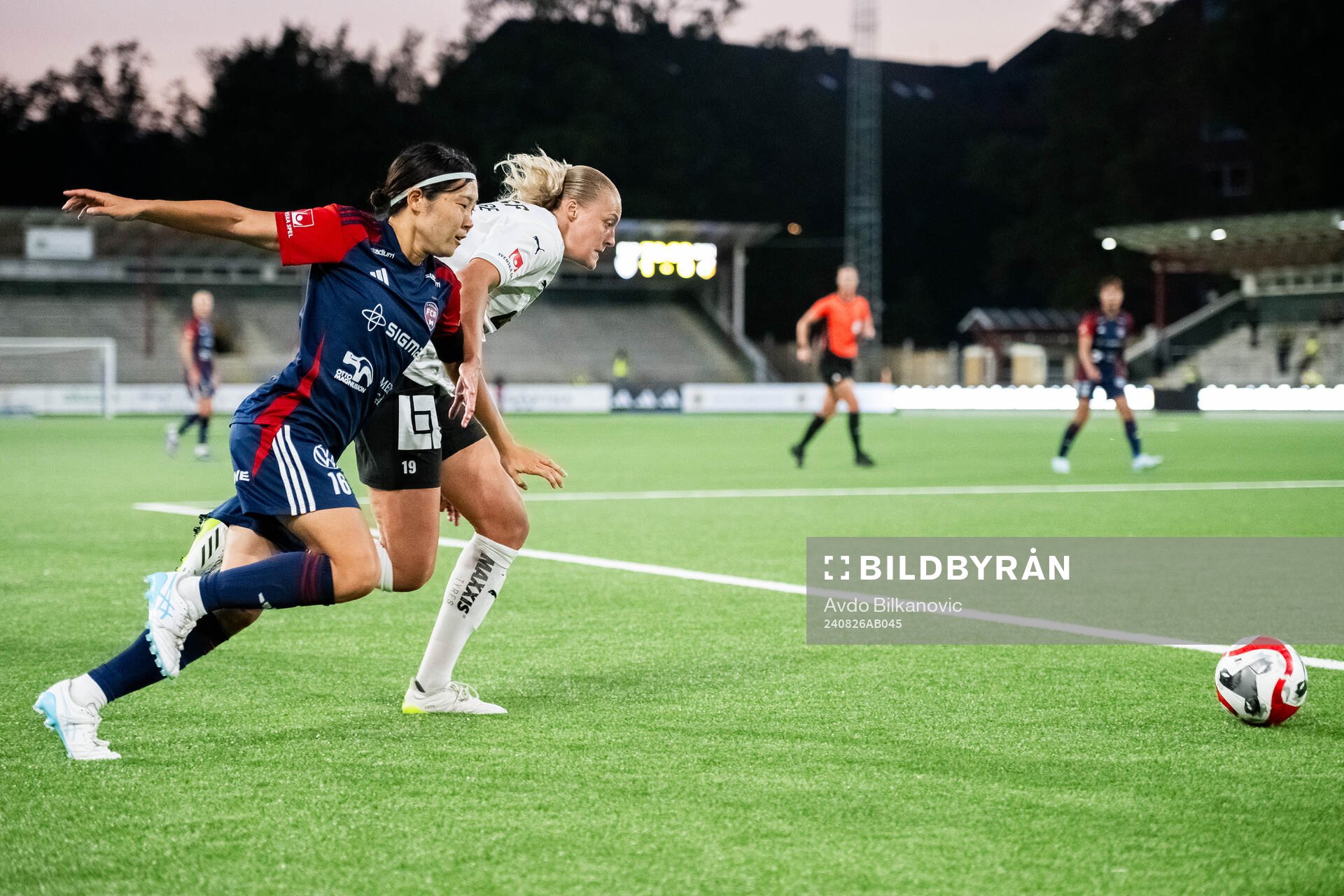 FC Rosengårds Mai Kadowaki och Häckens Elma Junttila