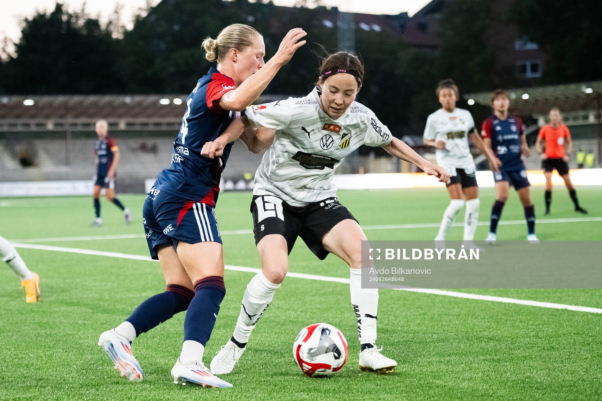 FC Rosengårds Emilia Larsson och Häckens Hikaru Kitagawa