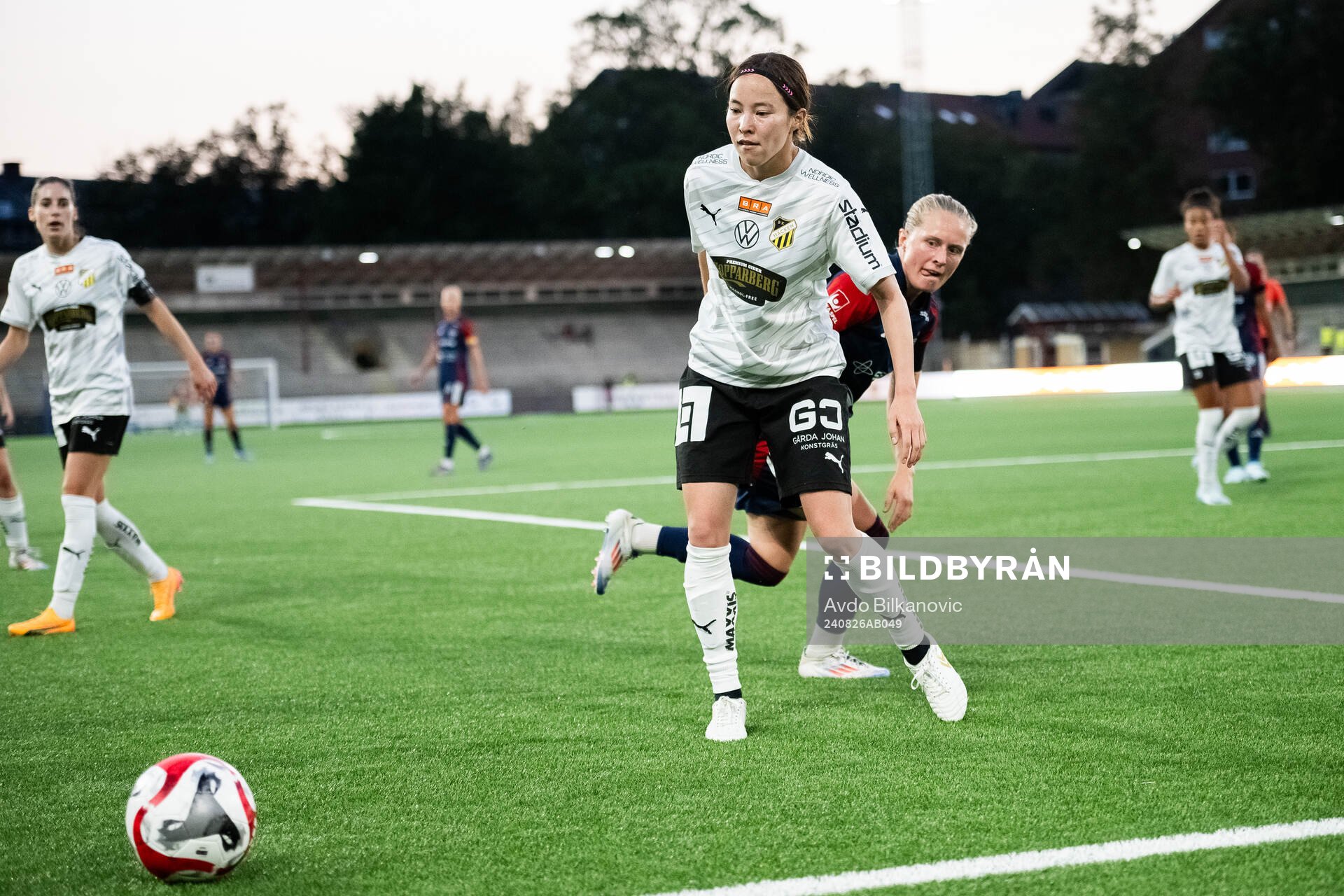FC Rosengårds Emilia Larsson och Häckens Hikaru Kitagawa