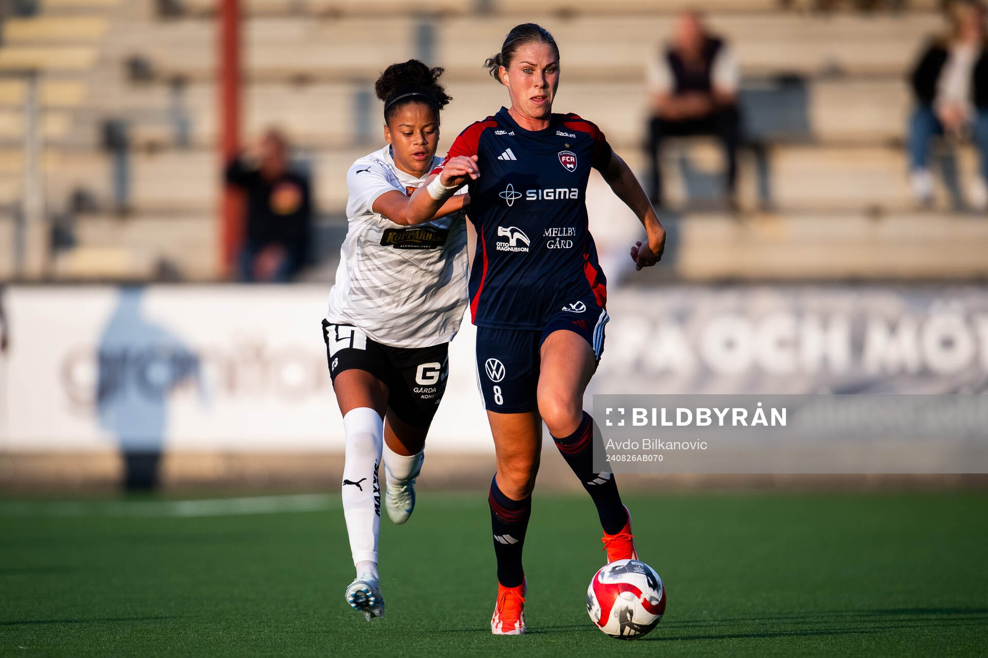 FC Rosengårds Rebecca Knaak jagas av Häckens Felicia