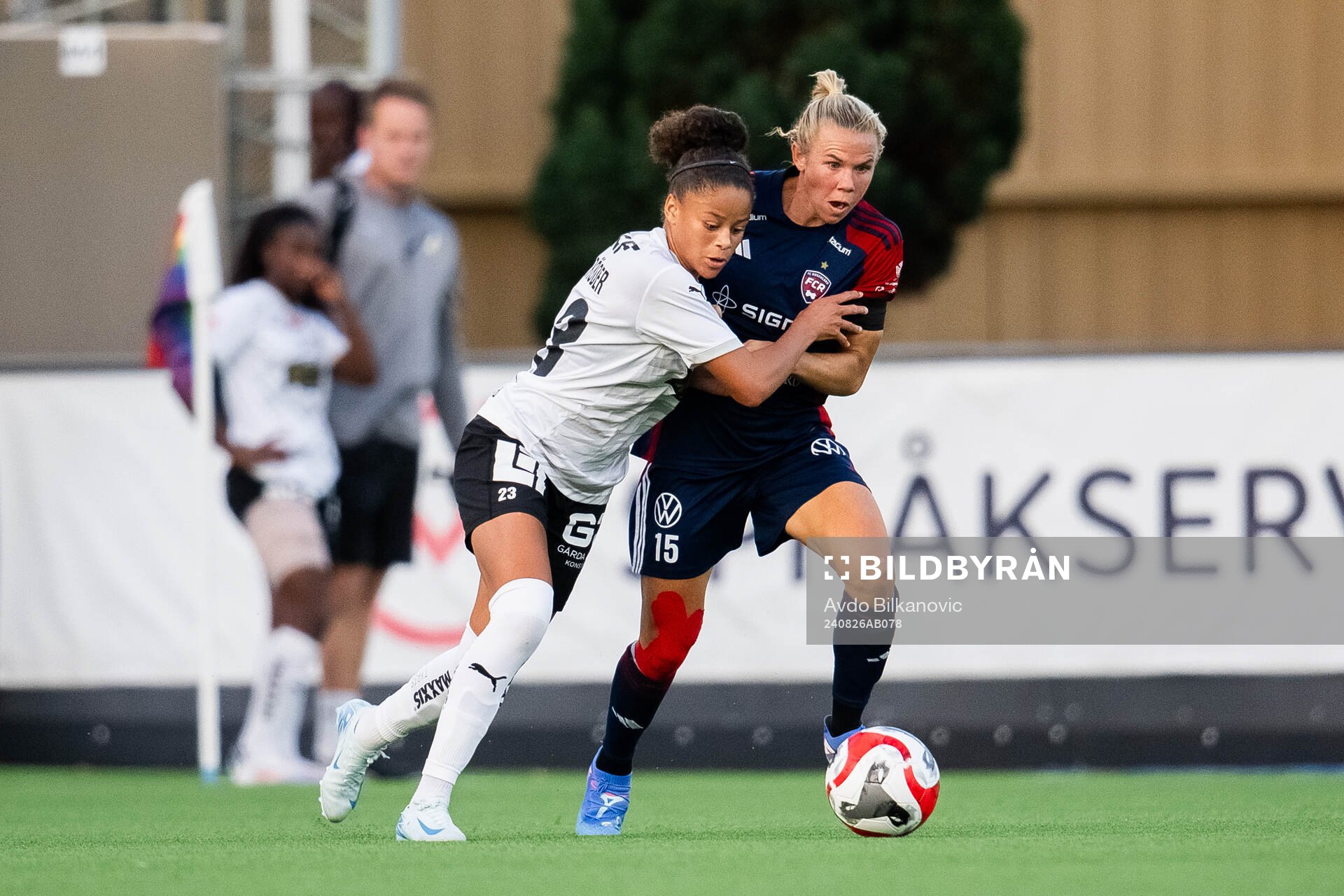 FC Rosengårds Jessica Wik och Häckens Felicia Schröder under fotbollsmatchen i Damallsvenskan mellan FC Rosengård och Häcken den 26 augusti 2024 i Malmö.