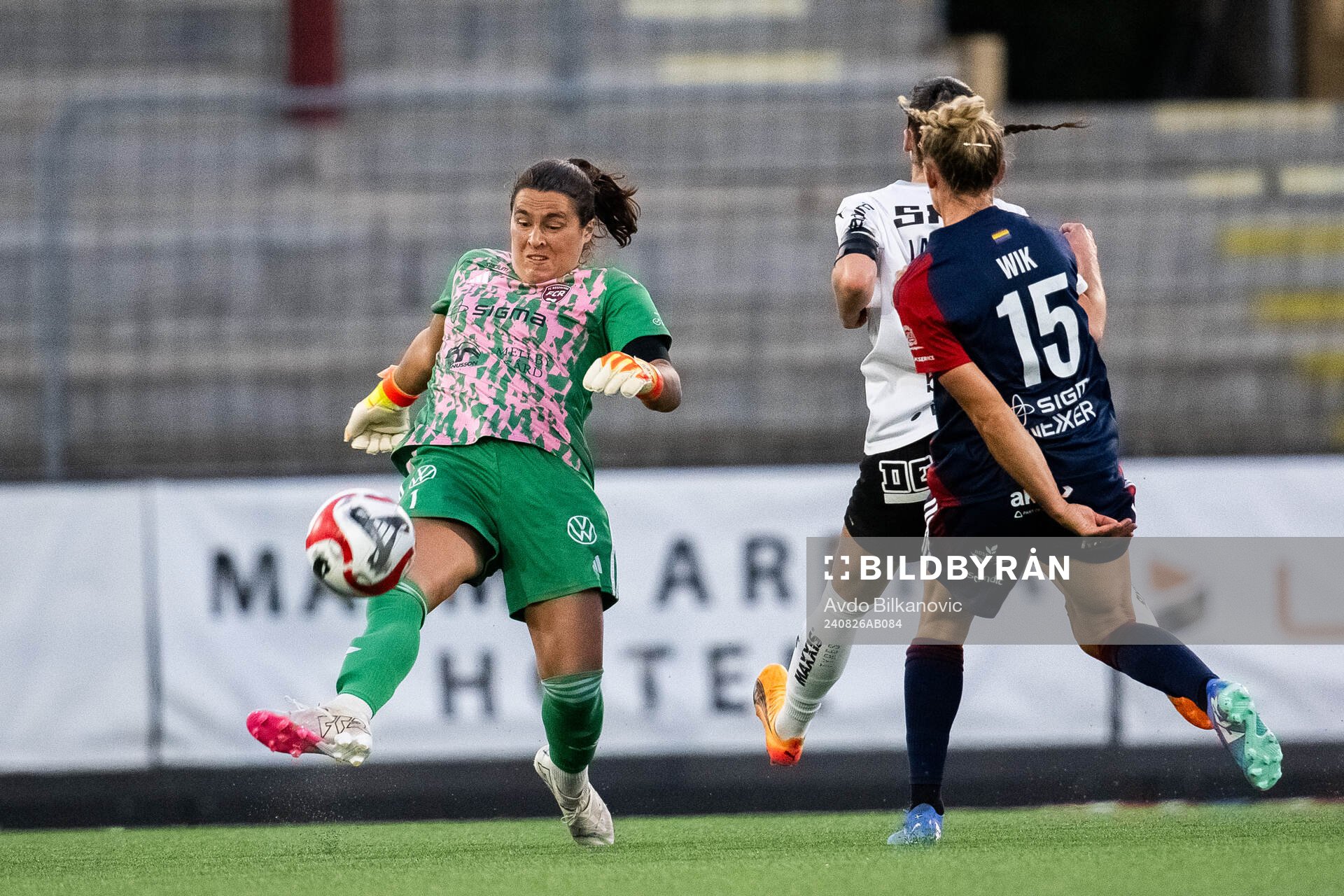 FC Rosengårds målvakt Eartha Cumings rensar framför