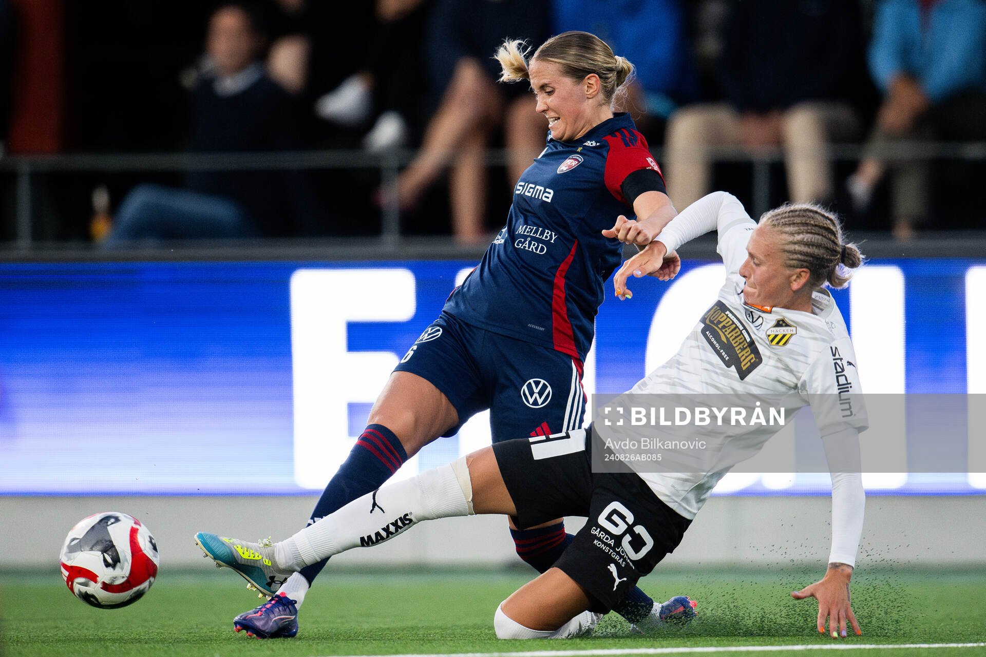 Häckens Filippa Curmark resar framför FC Rosengårds Ria