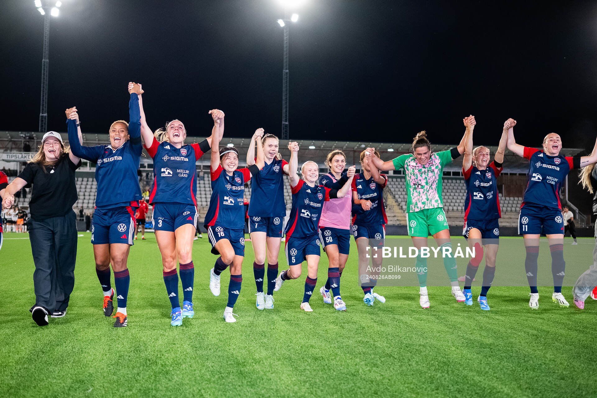 FC Rosengårds spelare jublar