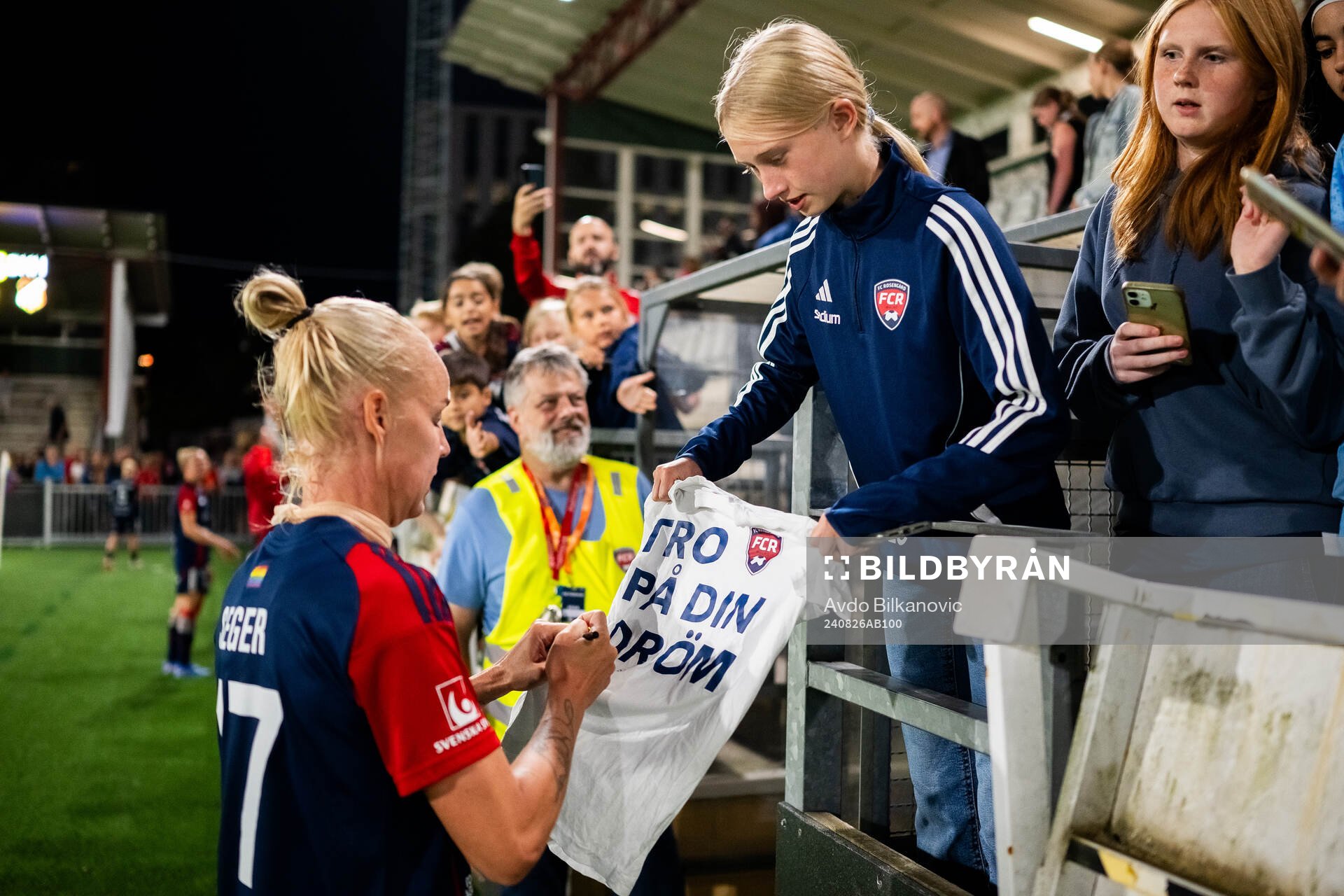 FC Rosengårds Caroline Seger skrivet autografer