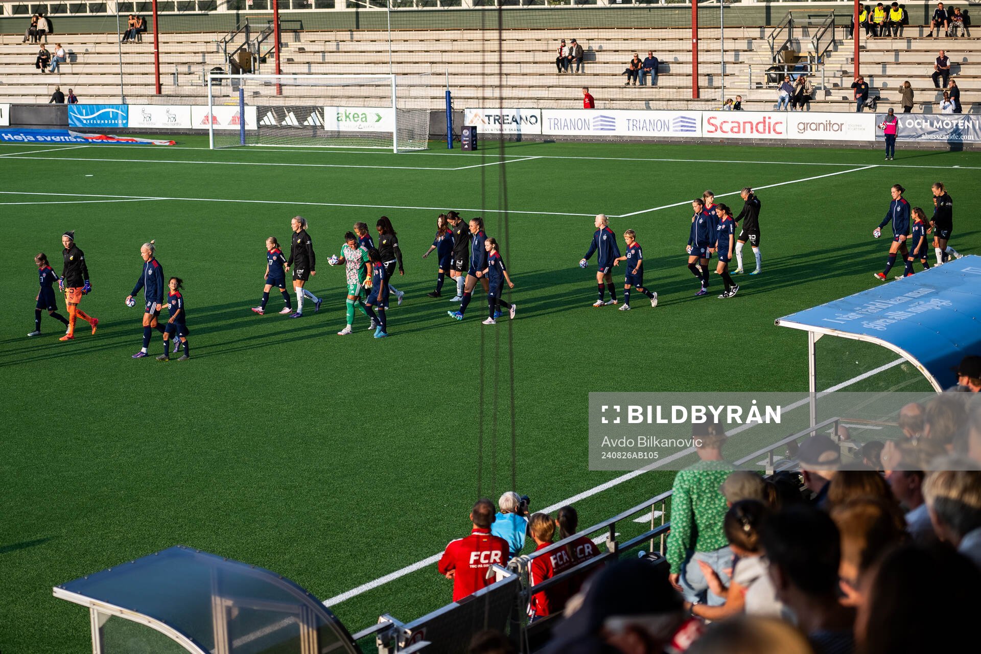 FC Rosengårds och Häckens spelare gör entré