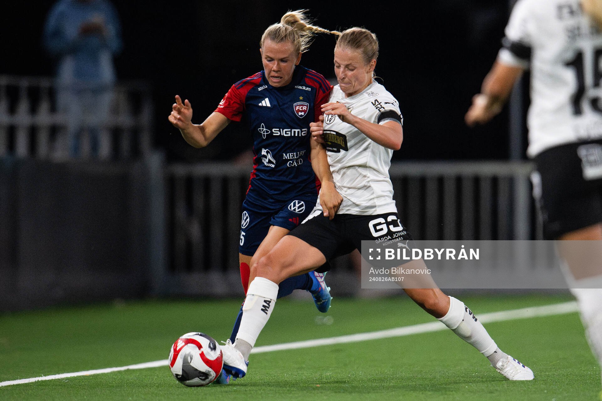 FC Rosengårds Jessica Wik och Häckens Anna Anvegård under fotbollsmatchen i Damallsvenskan mellan FC Rosengård och Häcken den 26 augusti 2024 i Malmö.