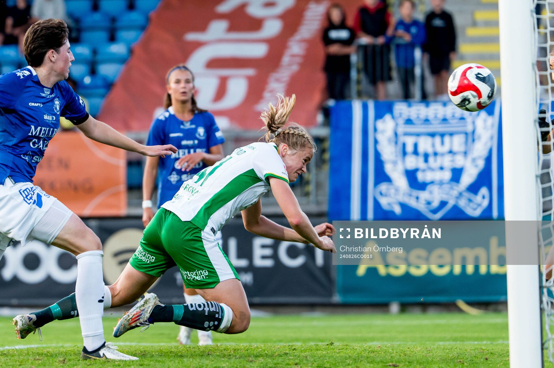 Hammarbys Julie Blakstad nickar in 0-5 under fotbollsmatchen i Damallsvenskan mellan Trelleborg och Hammarby den 26 augusti 2024 i Trelleborg.
