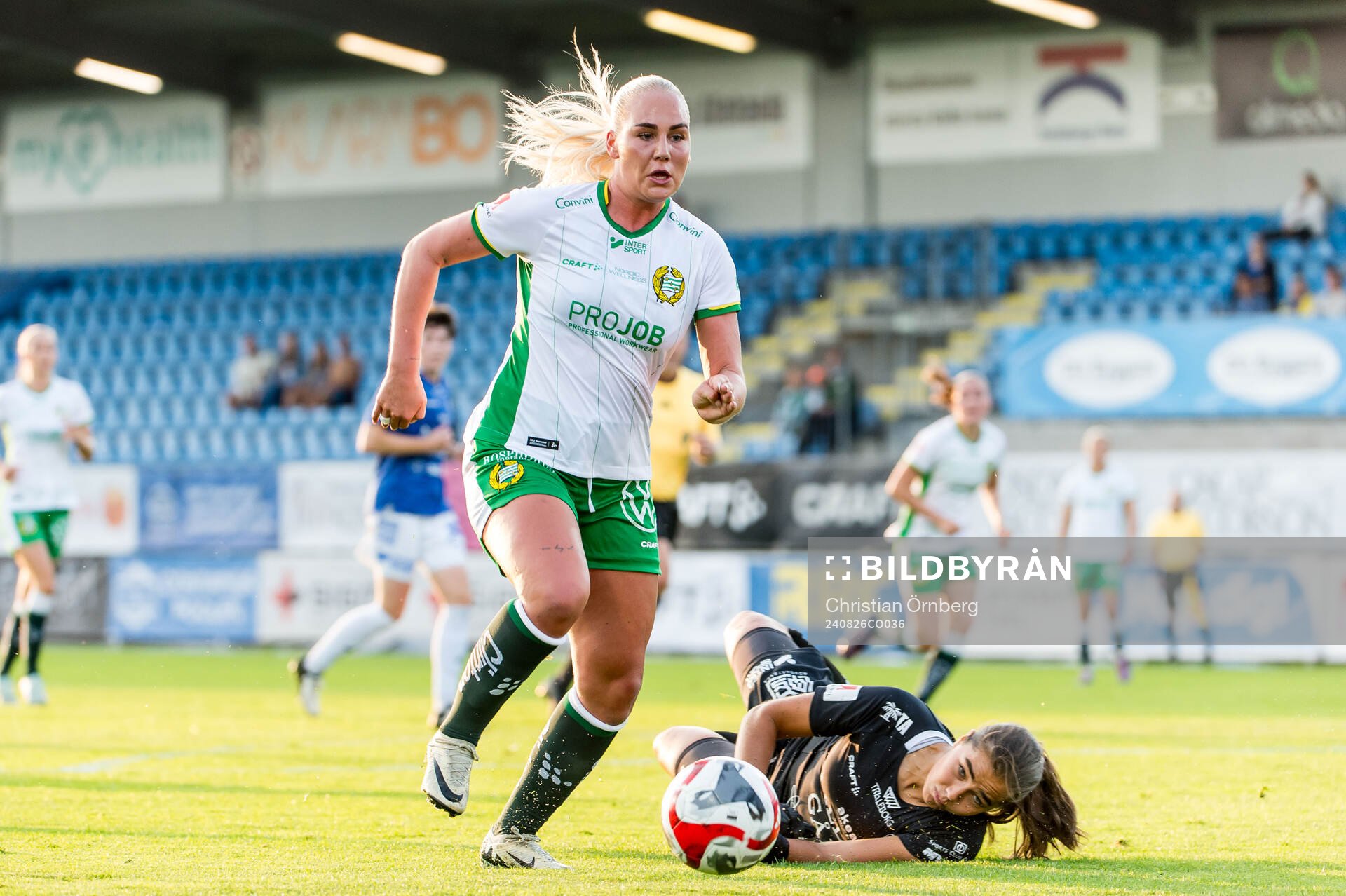 Hammarbys Cathinka Tandberg och Trelleborgs målvakt Ebba