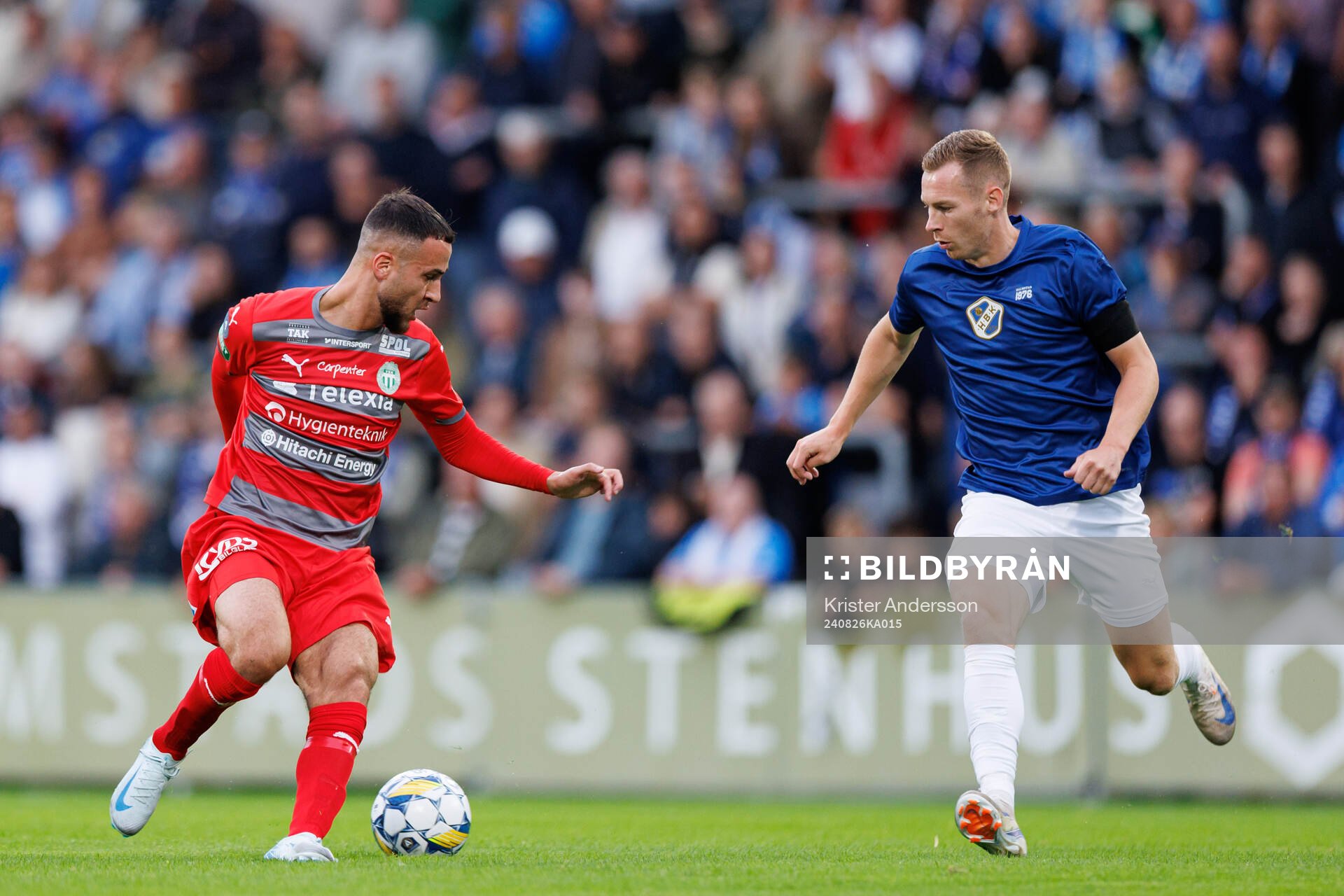 Västerås Abdelrahman Boudah Saidi och Halmstads Gisli Eyjolfsson under fotbollsmatchen i Allsvenskan mellan Halmstad och Västerås den 26 augusti 2024 i Halmstad.