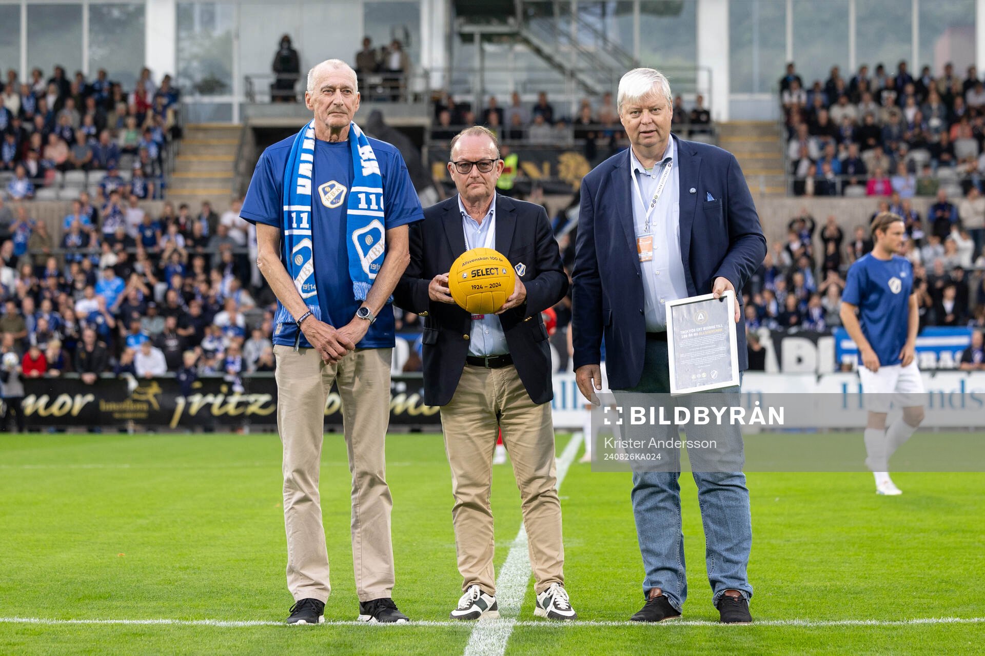 Ola Rydén, SEF, lämnar över bollen till Rutger Backe och