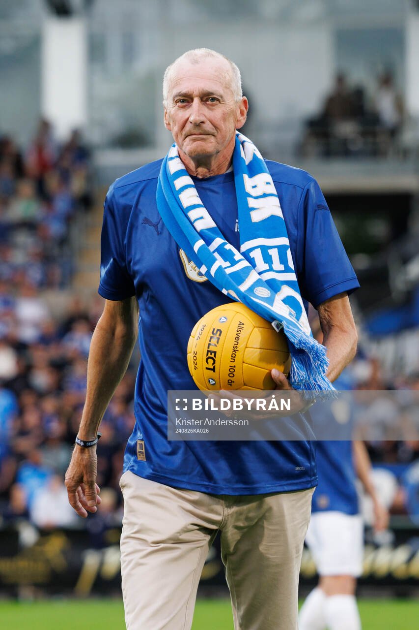 Halmstads Rutger Backe med en jubileumsboll inför fotbollsmatchen i Allsvenskan mellan Halmstad och Västerås den 26 augusti 2024 i Halmstad.
