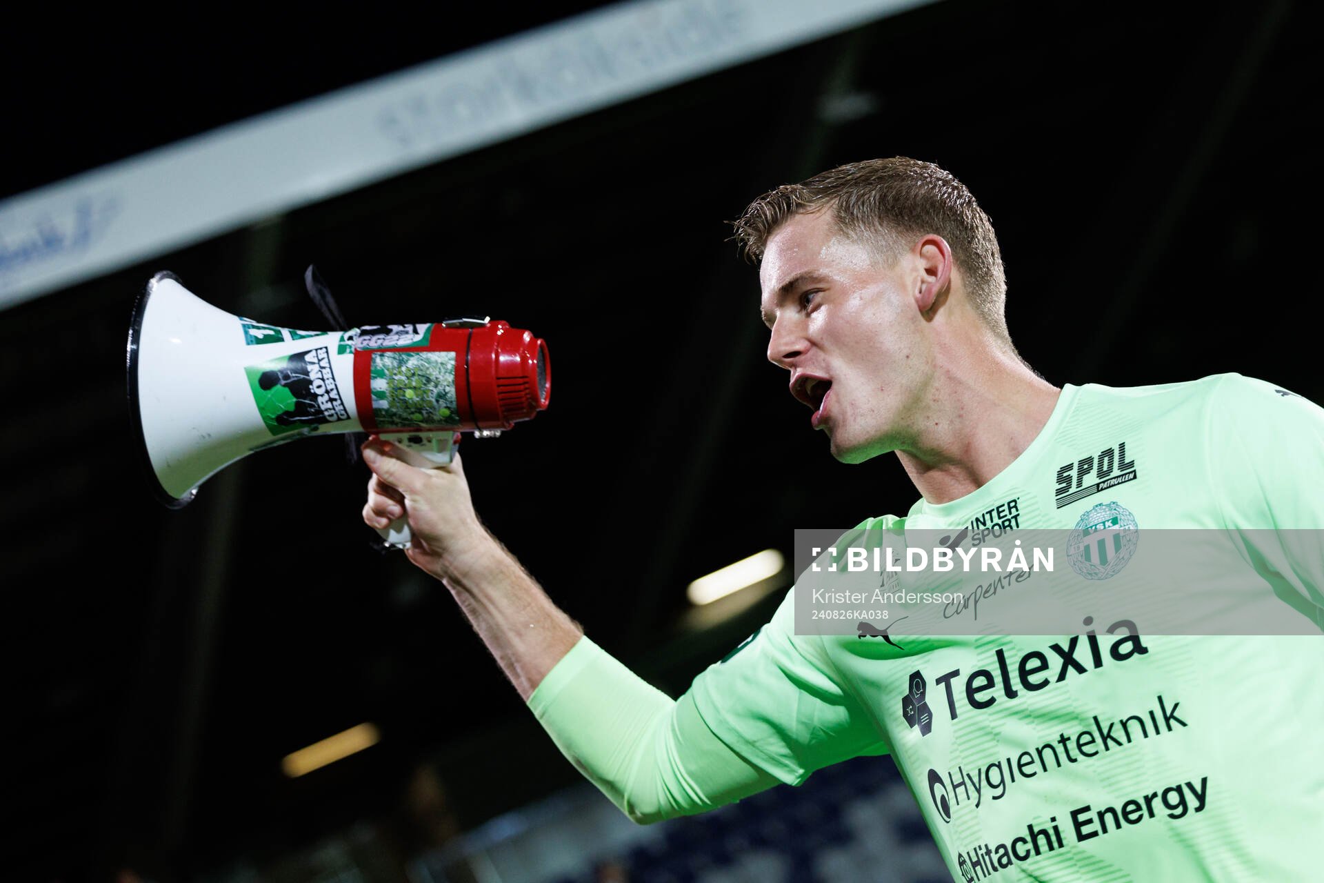 Västerås målvakt Johan Brattberg jublar