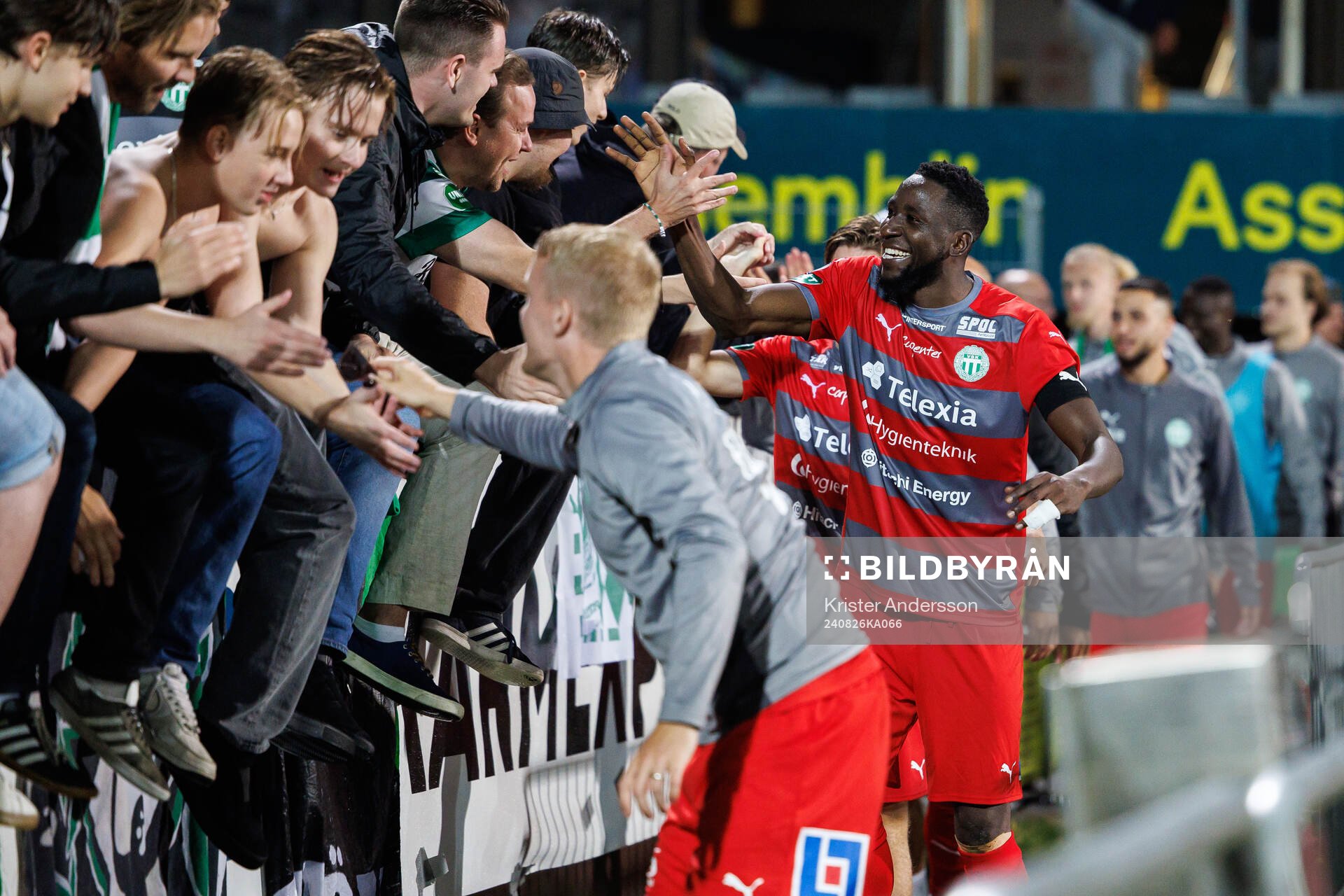 Västerås Frederic Nsabiyumva jublar med publiken