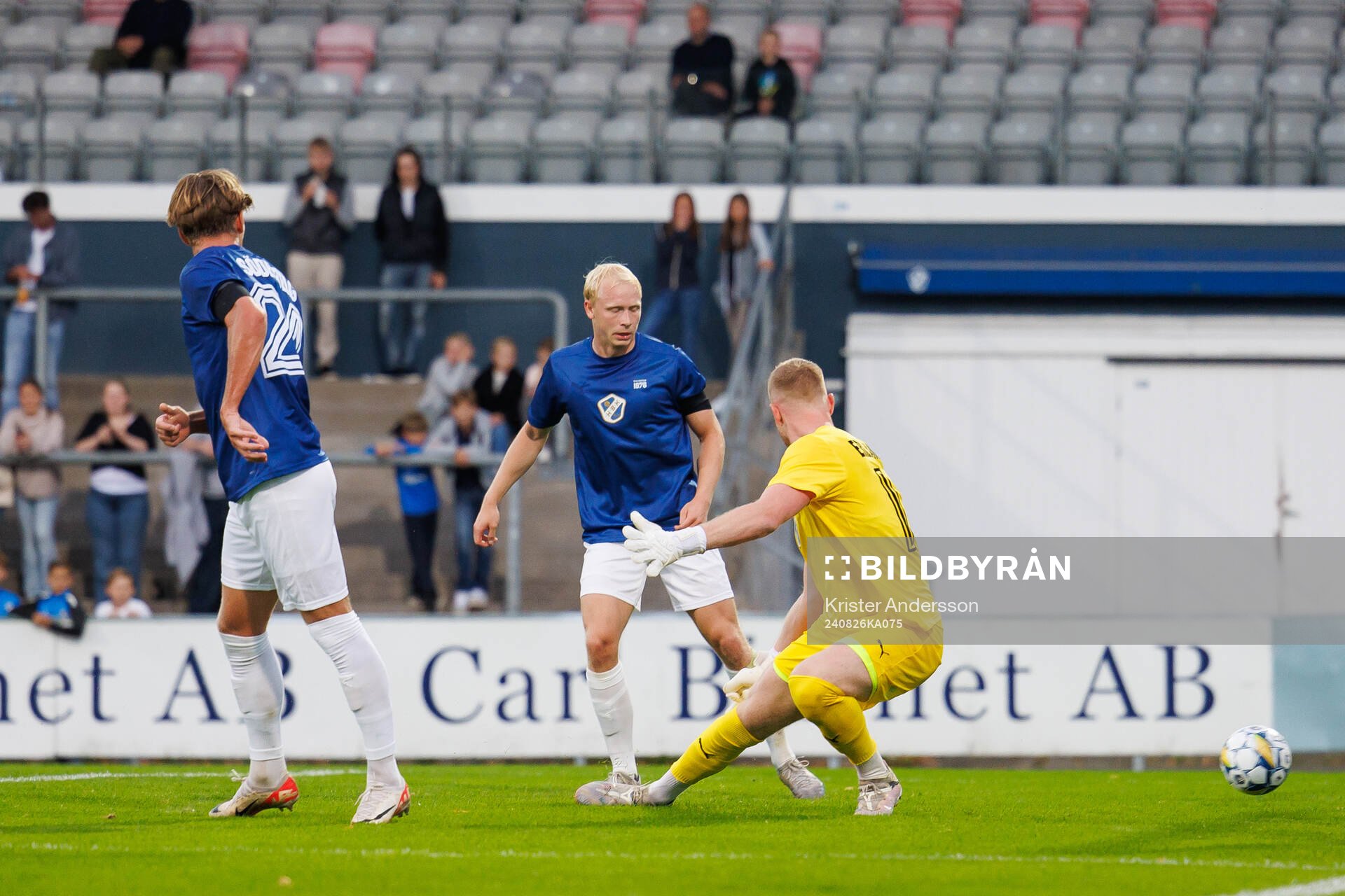 Halmstads målvakt Tim Erlandsson ser bollen gå in till 0-1 under fotbollsmatchen i Allsvenskan mellan Halmstad och Västerås den 26 augusti 2024 i Halmstad.